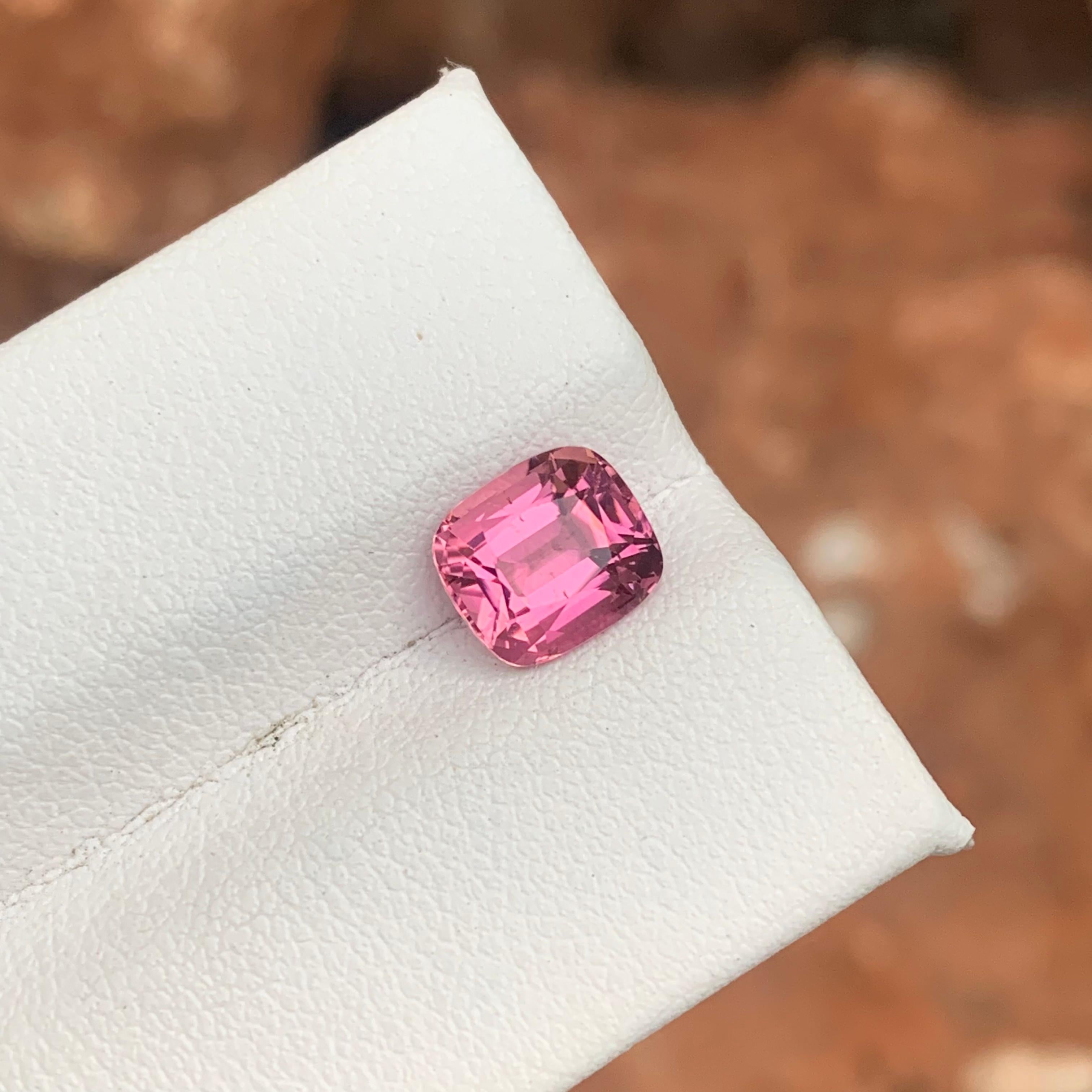 Pierre précieuse non sertie, tourmaline rose pâle naturelle de 1,90 carat, provenant d'une mine d'Afghanistan en vente 3