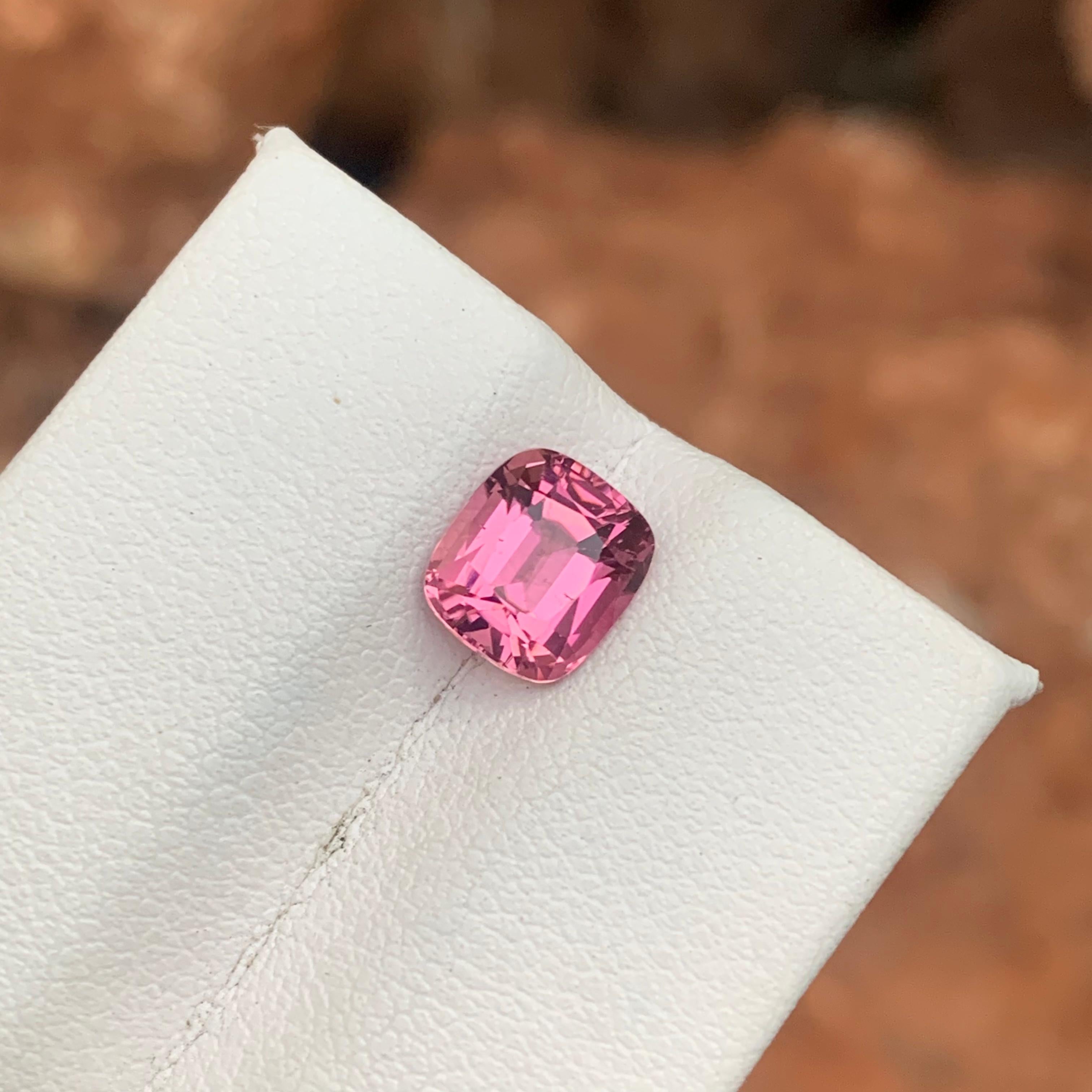 Pierre précieuse non sertie, tourmaline rose pâle naturelle de 1,90 carat, provenant d'une mine d'Afghanistan en vente 4