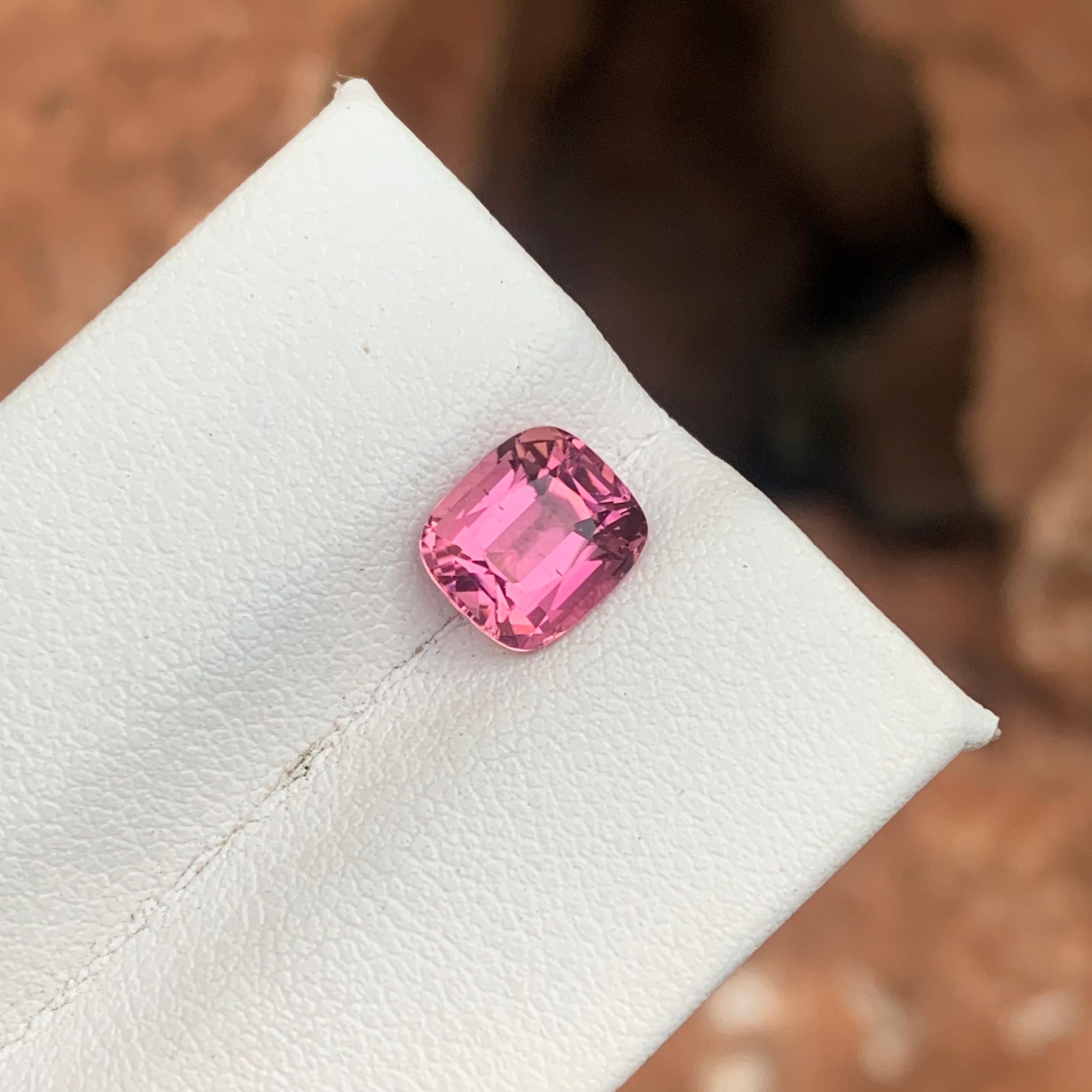 Taille coussin Pierre précieuse non sertie, tourmaline rose pâle naturelle de 1,90 carat, provenant d'une mine d'Afghanistan en vente