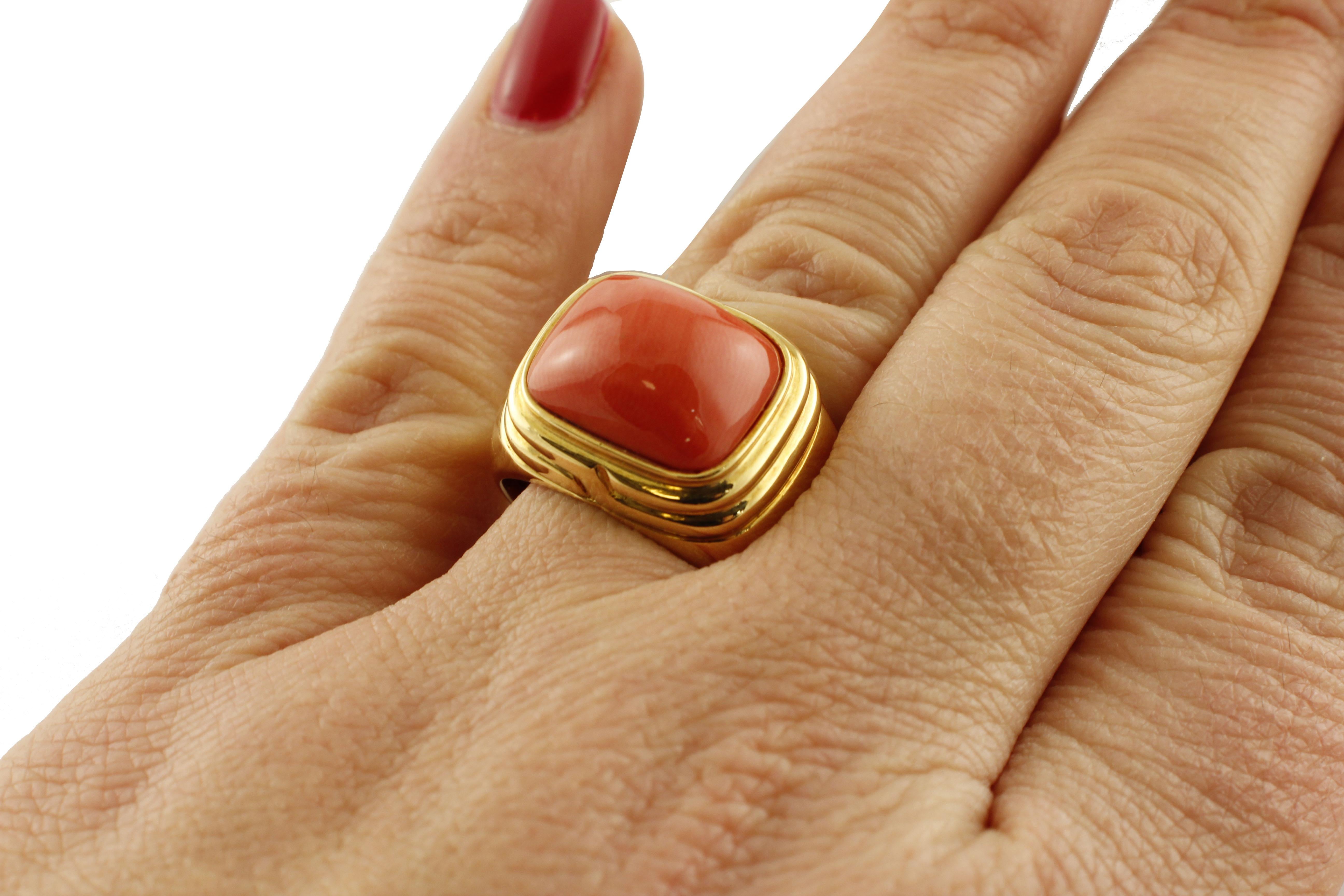 Women's 1.90 g Rectangle Shape Red Coral 18 Karat Yellow Gold Signet Ring