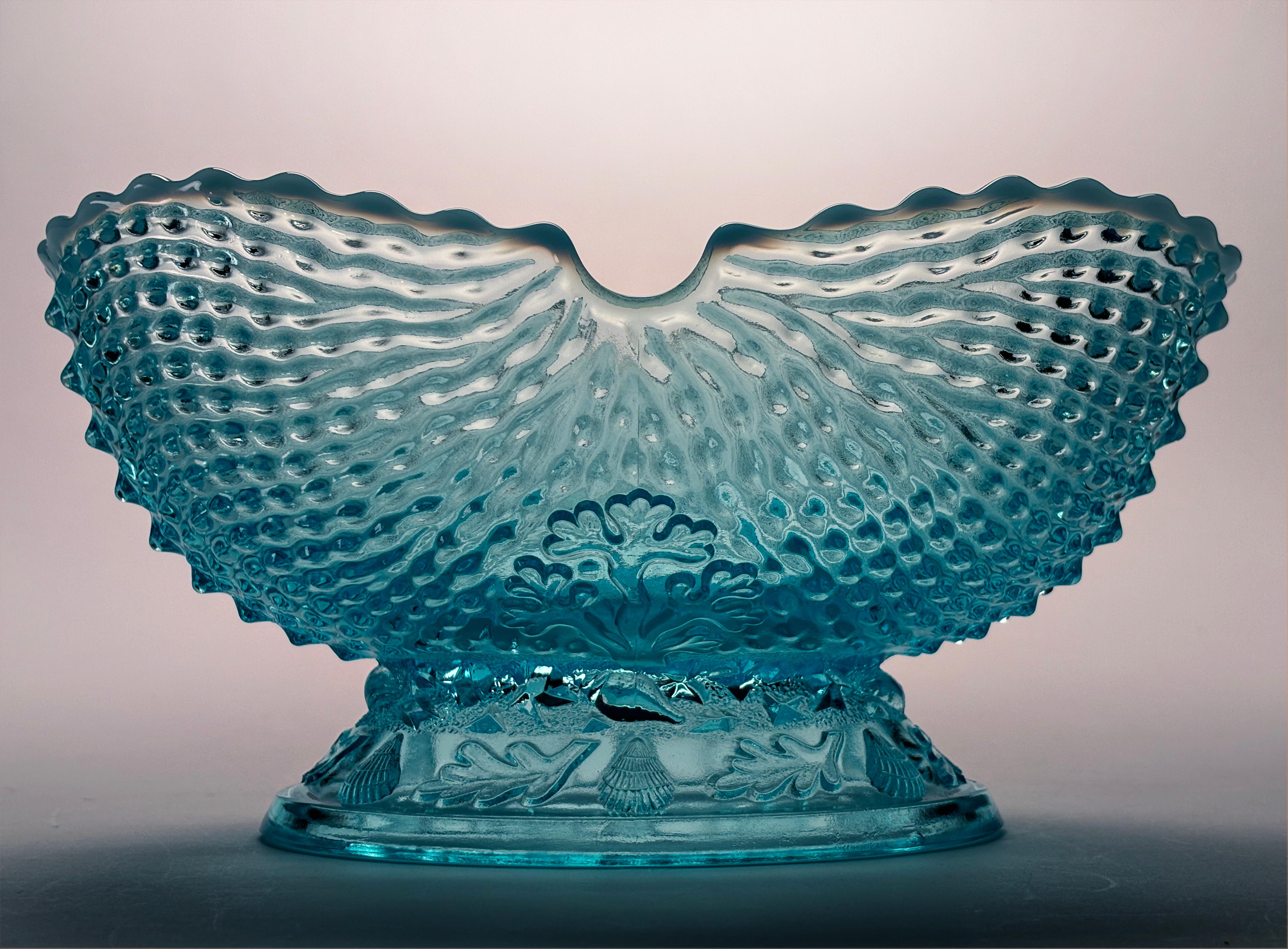 Créé par Northwood, leader dans le domaine de la verrerie unique, ce superbe bol en coquillage nautique turquoise est un exemple étonnant de ce que Northwood produisait en 1904, date à laquelle cette pièce a été créée. Les détails uniques, la
