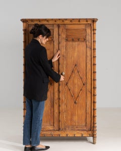 1900–1909 Frankreich, „Warm Honey Oak“, Bambusoptik, zweitüriger Kleiderschrank