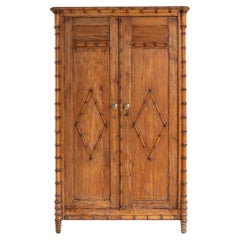 1900–1909 Frankreich, „Warm Honey Oak“, Bambusoptik, zweitüriger Kleiderschrank