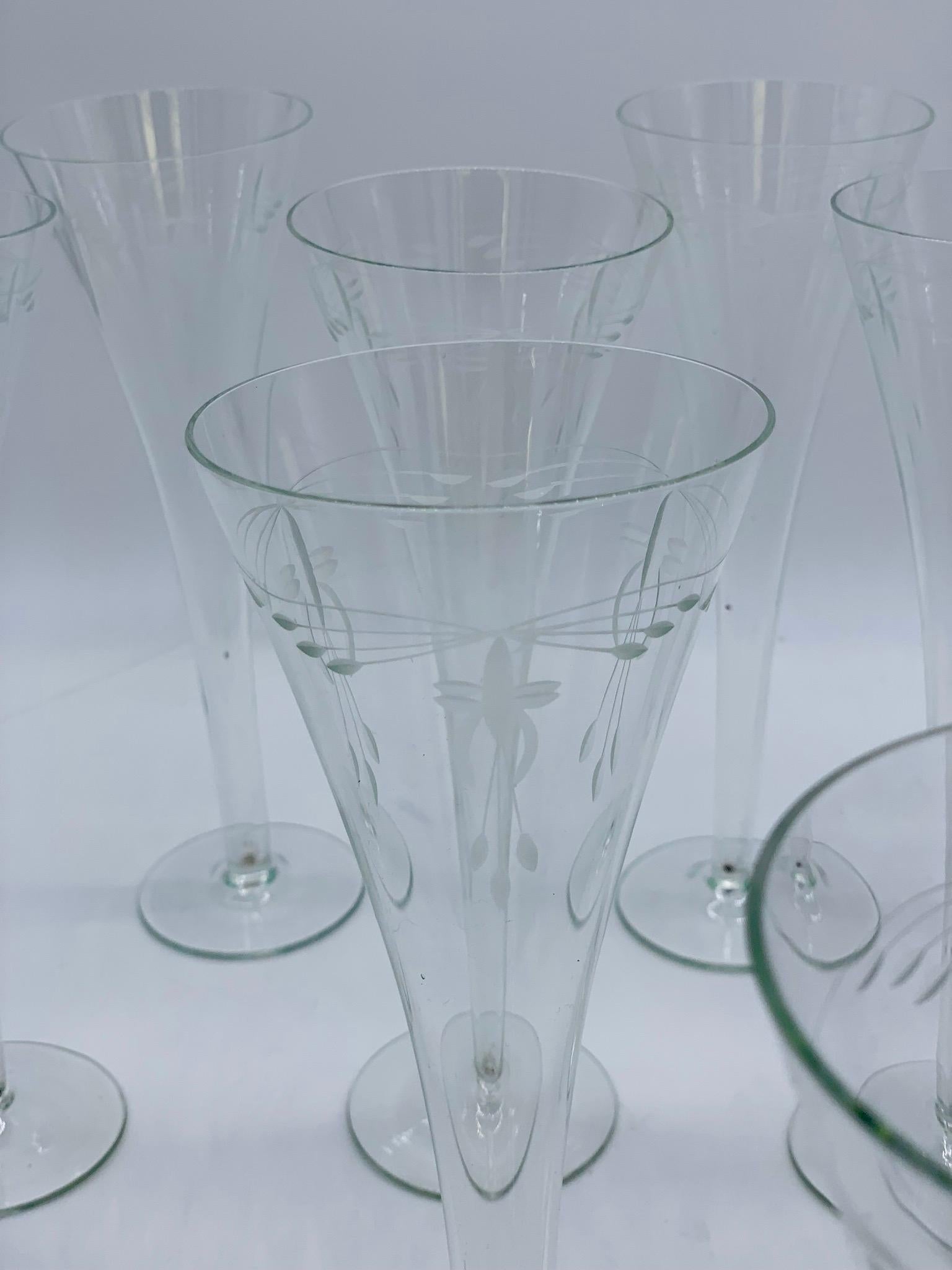 Verres Art Nouveau 1900-1920 soufflés à la main avec des fleurs gravées en vente 7