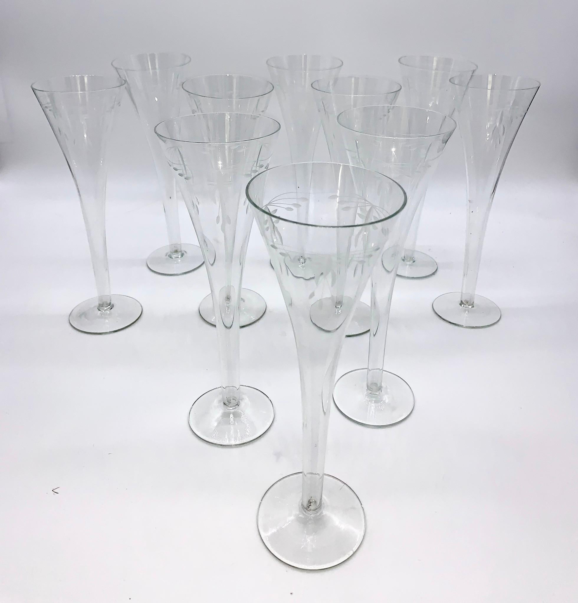 9 Champagnergläser 1900-1920 aus mundgeblasenem Jugendstil-Kristall mit eingravierten Blumen.