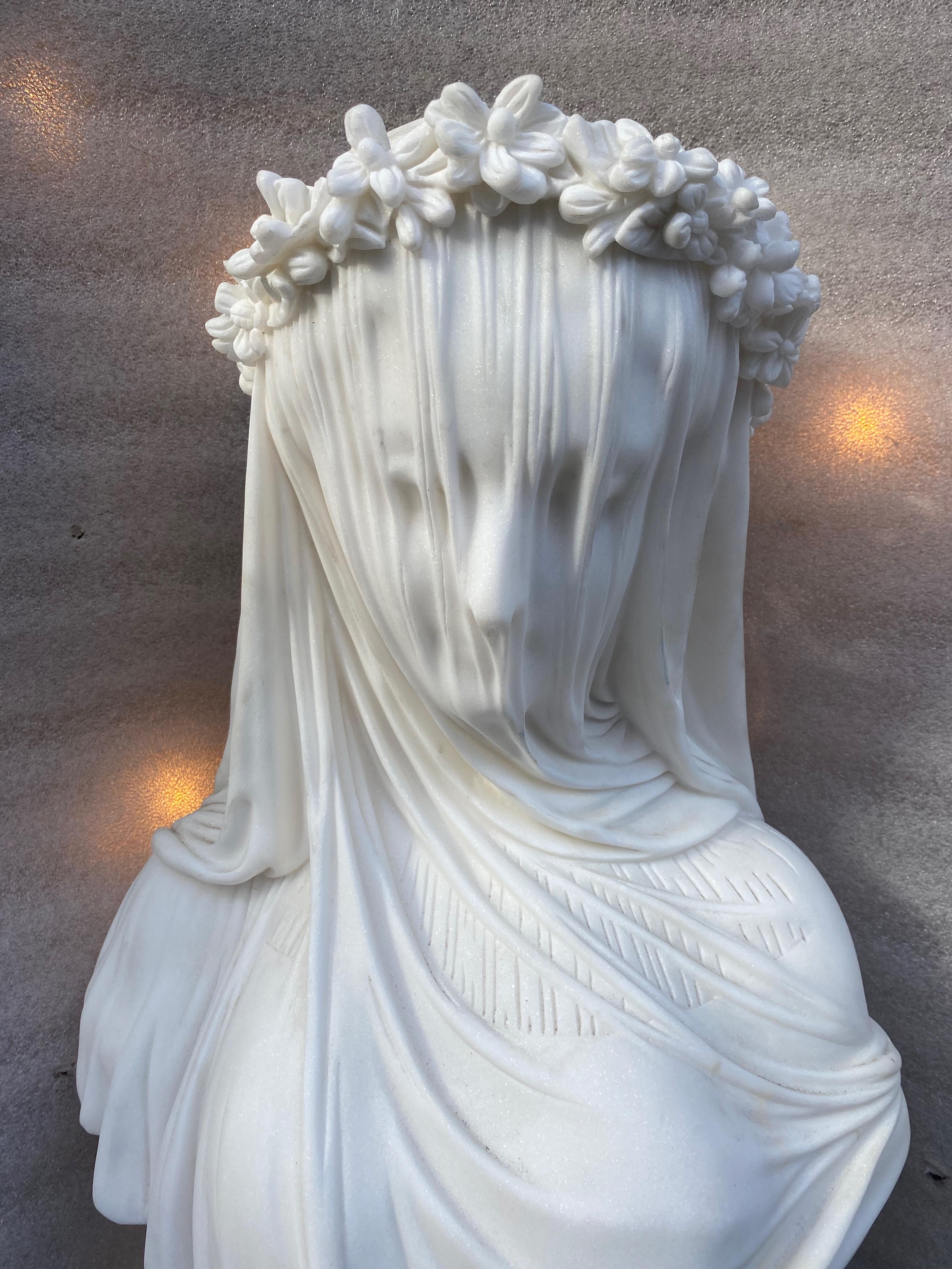 Bust of a bride with a veil, follower of Giovanni Strazza, author of The Veiled Virgin, sculptor of transparency.
Anonymous piece that the best sculptors could achieve given the complexity of transparency with Carrara marble.
Good