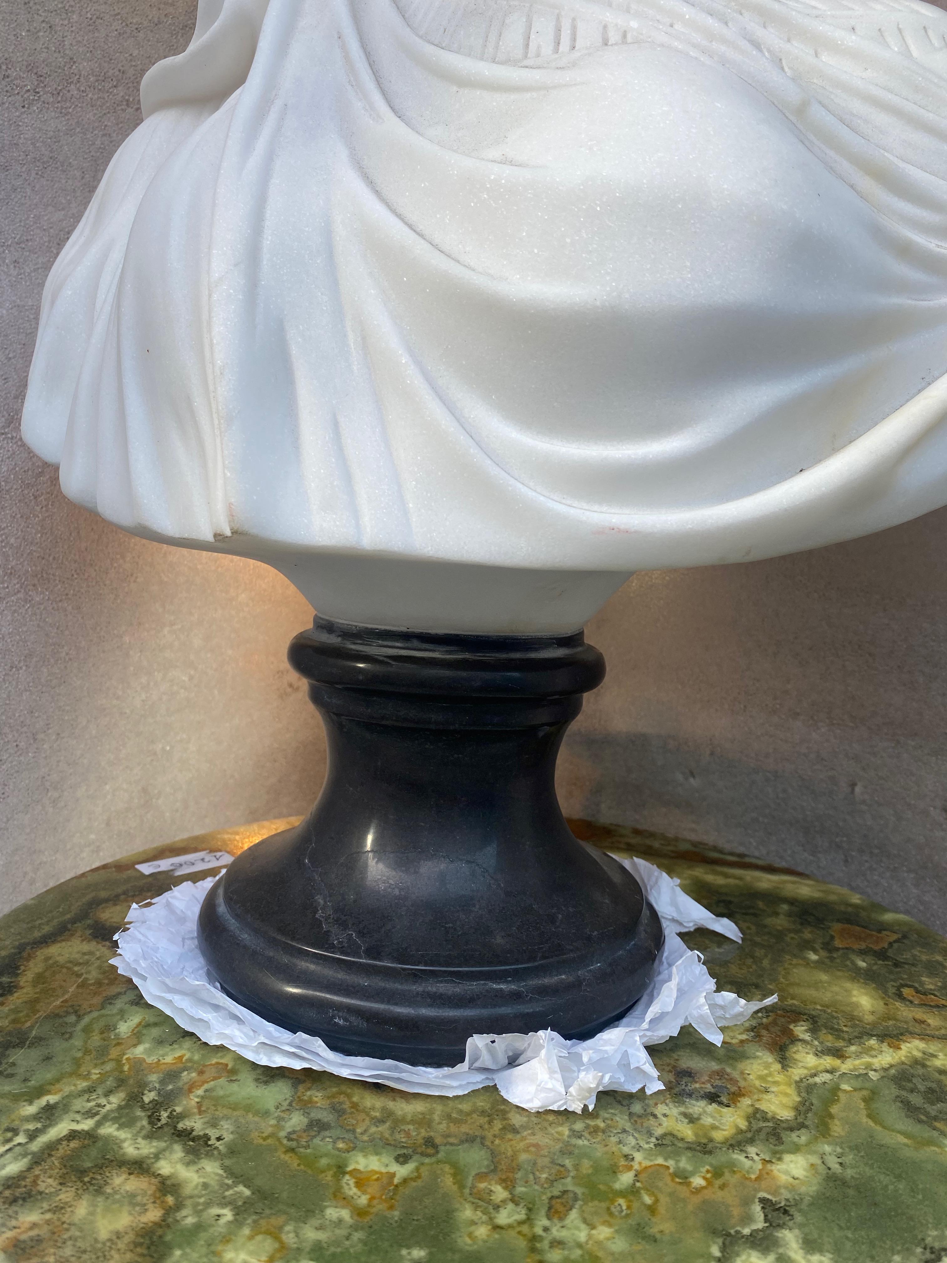 1900/1920 Neapolitan Carrara Marble Bust of Bride with Veil In Good Condition In Paris, FR
