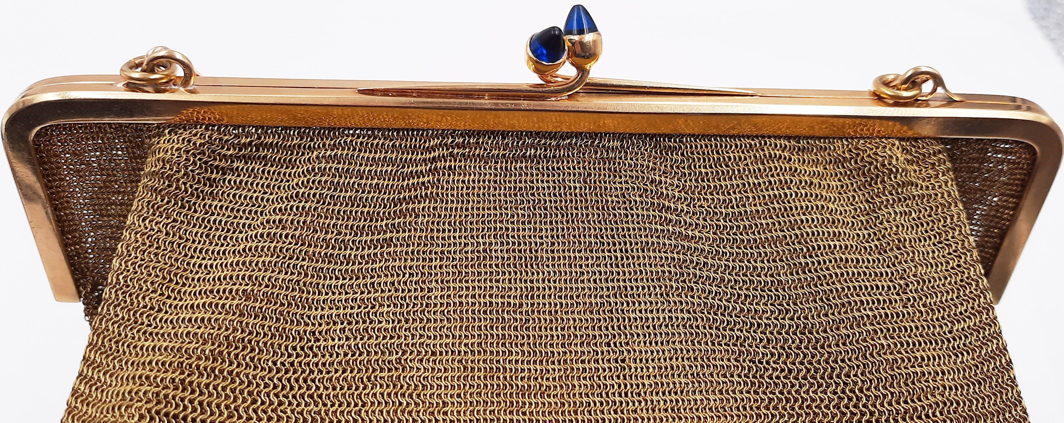 Art nouveau Sac à main ancien en maille d'or 18 carats avec chaîne en or et pierres bleues, 1900 en vente