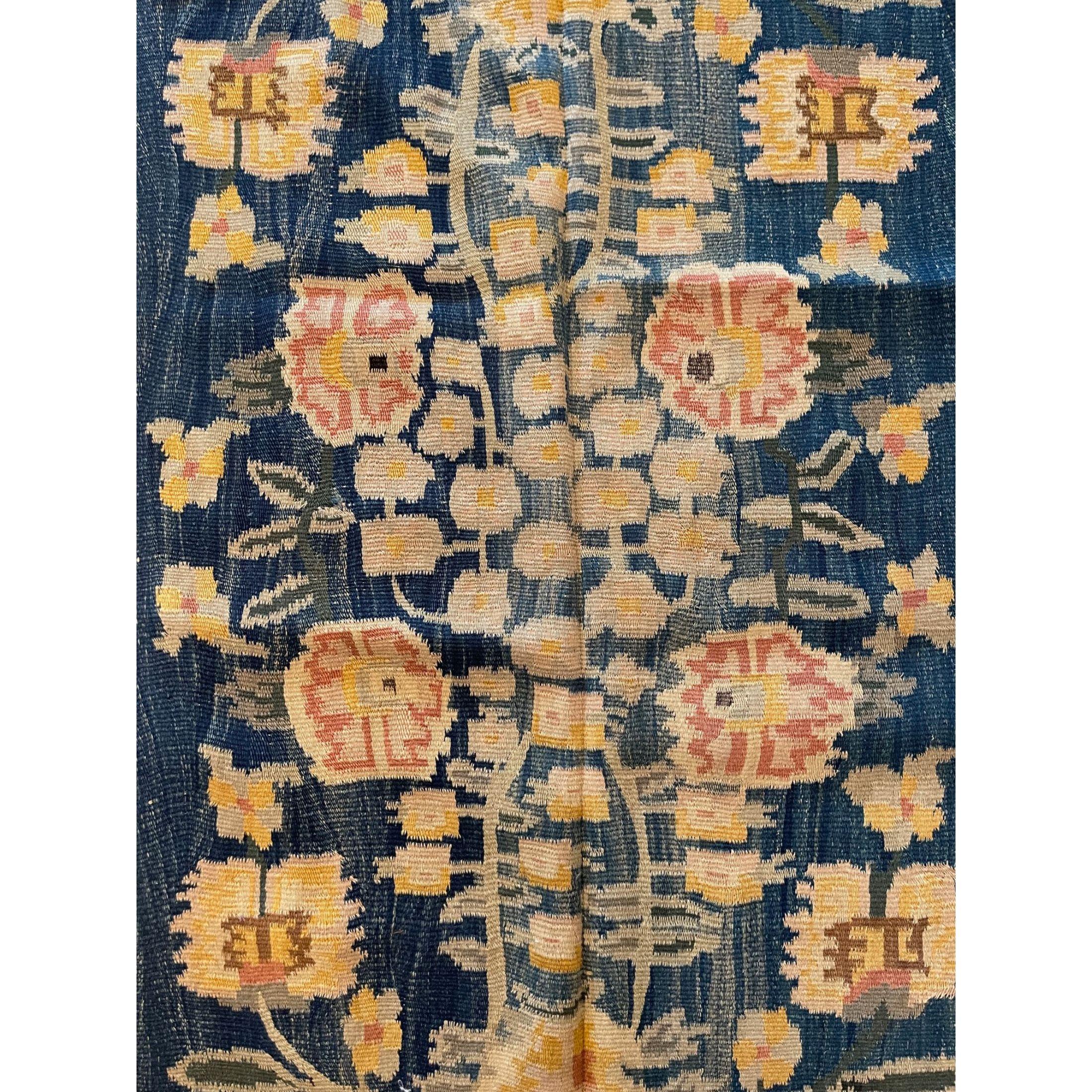 Wunderschöne Sammlung antiker rumänischer Kelims und Teppiche aus Bessarabien
Antike bessarabische Teppiche/Kilims in Flor- und Gobelin-Webtechnik gehören zu den schönsten Teppichen, die in Europa hergestellt wurden. Viele der bessarabischen Kelims