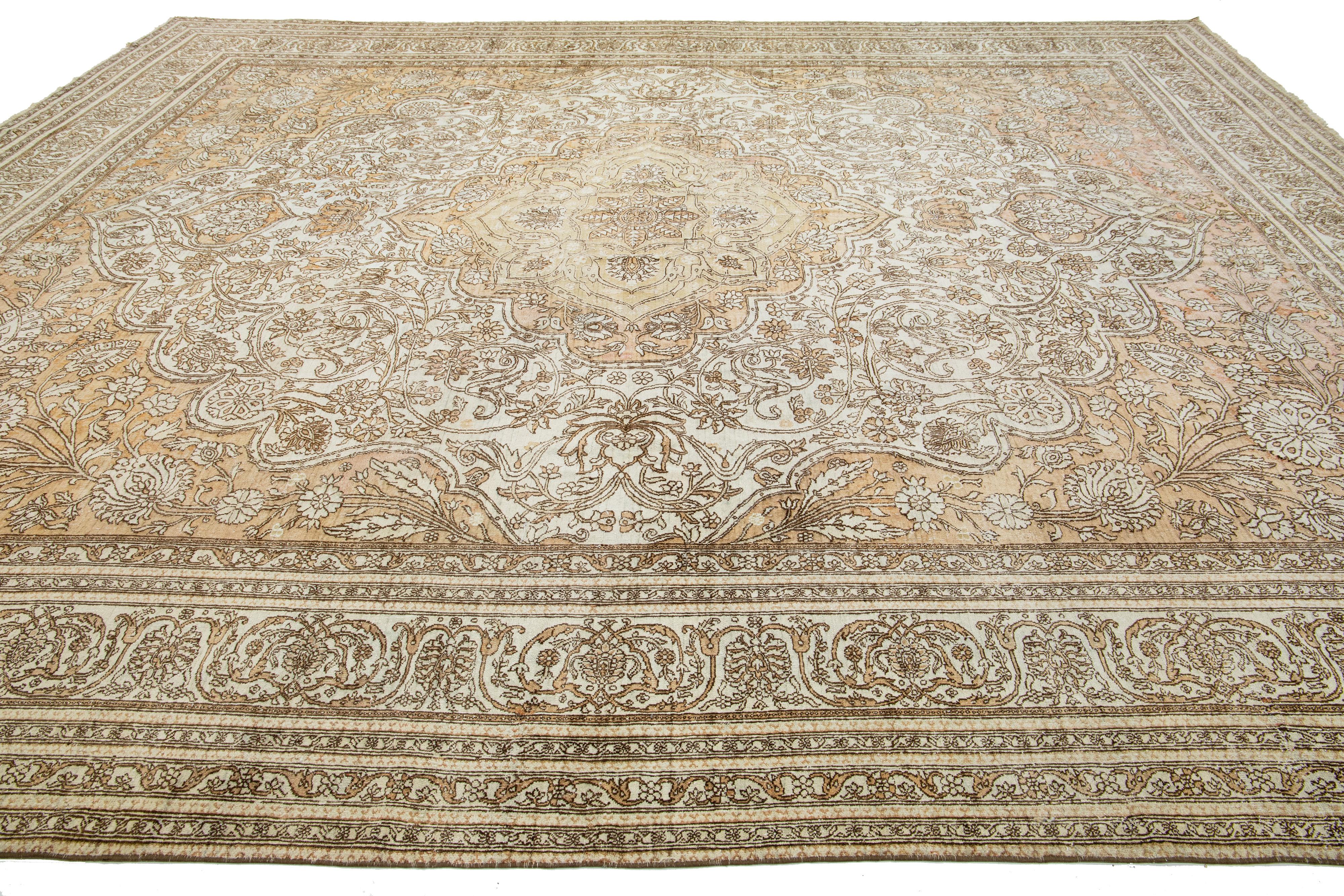 Antiker indischer Agra-Wollteppich aus 1900 in Elfenbein und Hellbraun mit Medaillon-Design (Handgeknüpft) im Angebot
