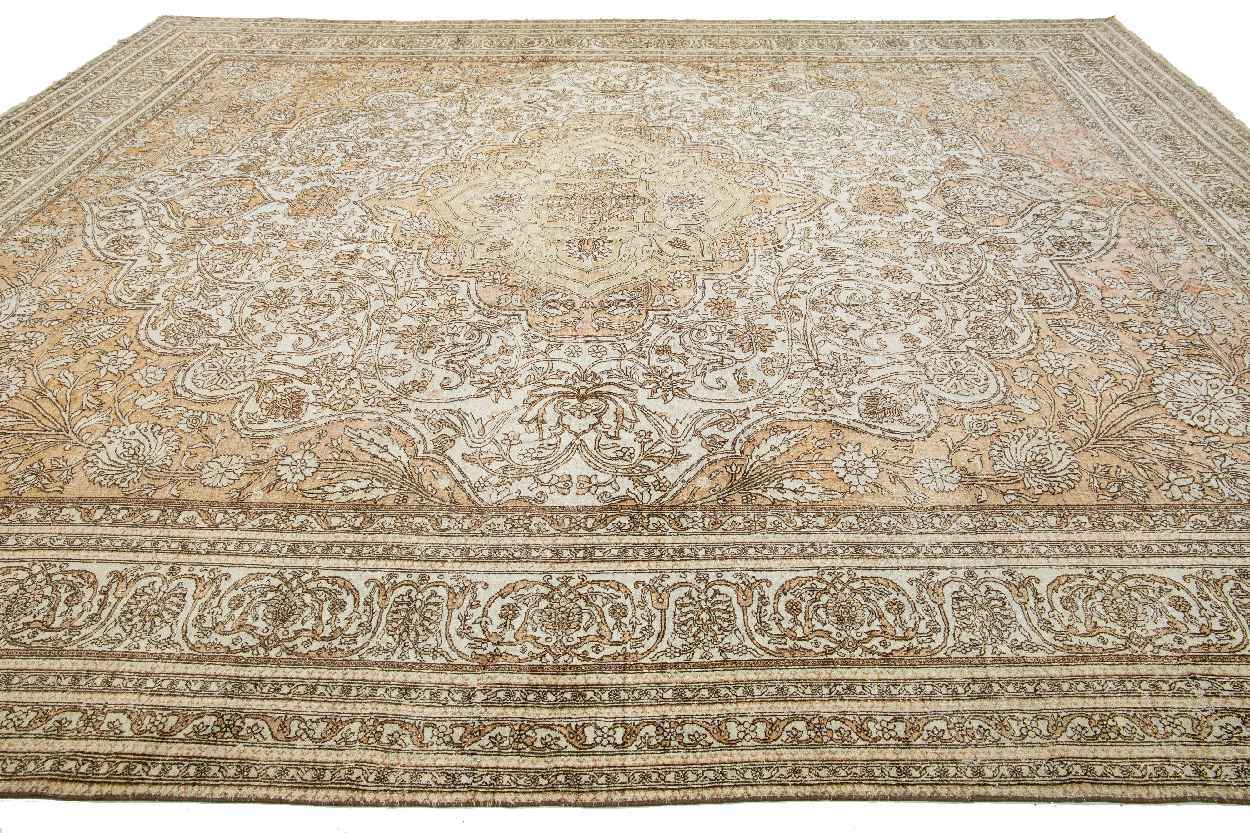 1900 Antique Indian Agra Wool Rug in Ivory and Tan with Medallion Design In Good Condition For Sale In Norwalk, CT