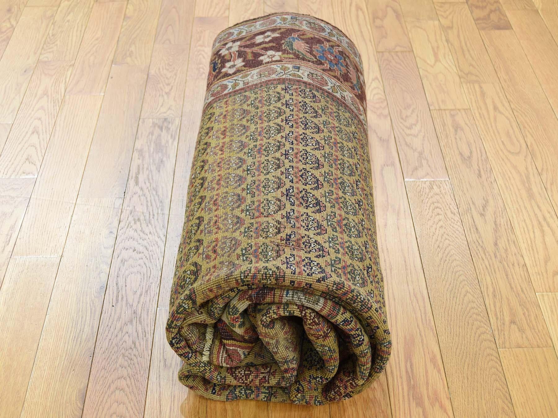 Tapis de couloir persan ancien Bidjar à larges galeries, jaune Botehs, 1900 en vente 2