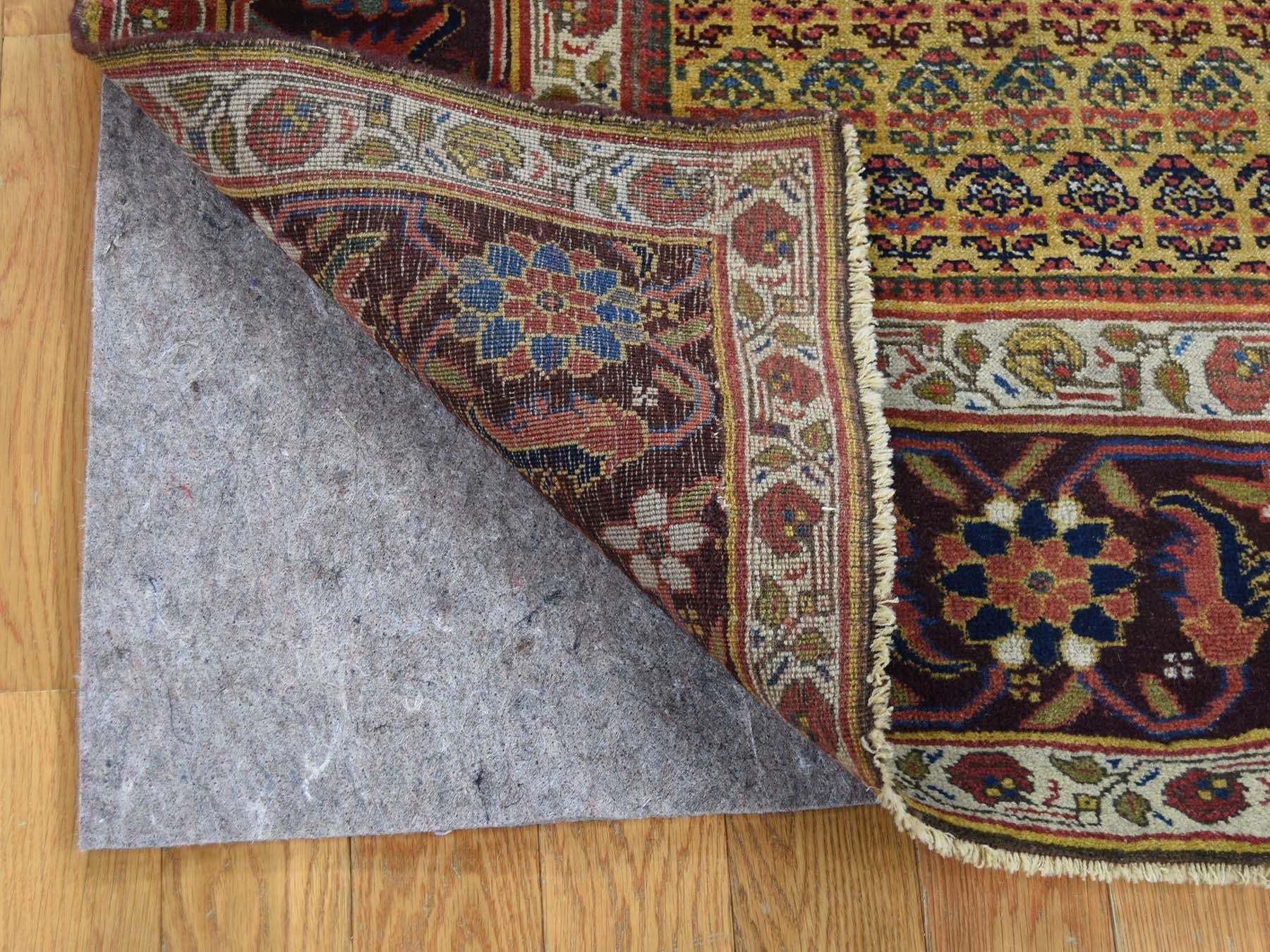 Noué à la main Tapis de couloir persan ancien Bidjar à larges galeries, jaune Botehs, 1900 en vente