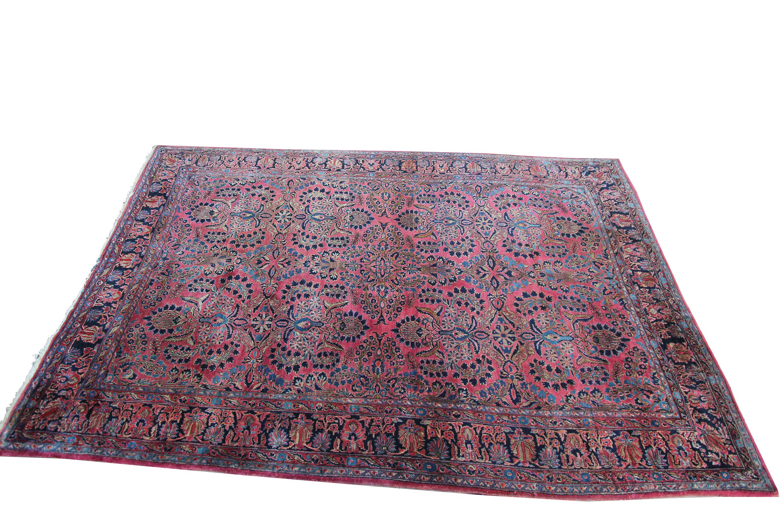 Dieser antike Mohajeran-Sarouk-Teppich aus der Zeit um 1900 zeigt ein lebhaftes Blumennetz auf rosa Grund mit klassischen persischen Details. Die elegante Farbpalette, die hochwertige Wolle und die harmonische Komposition spiegeln die Handwerkskunst