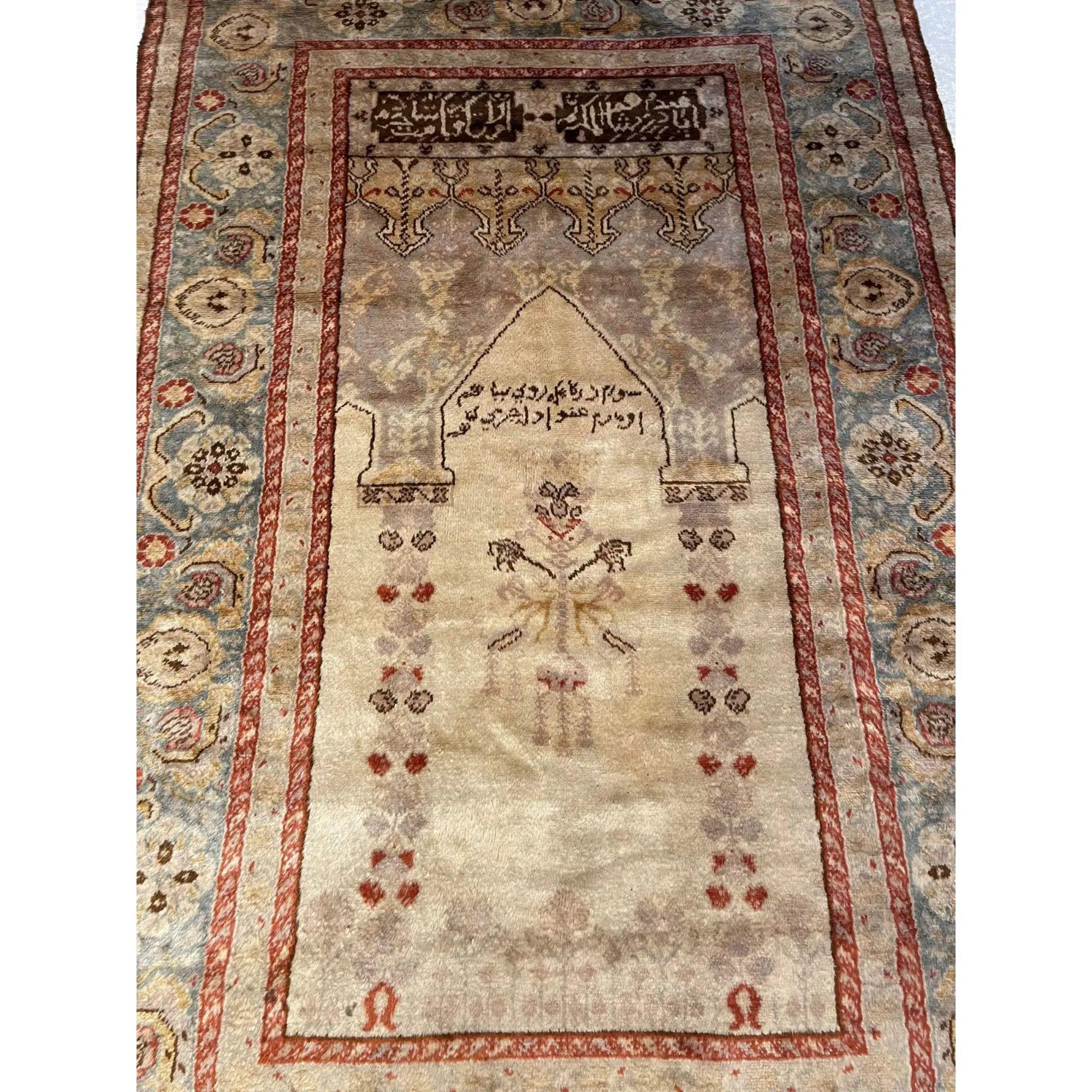 L'un des tapis turcs les plus inhabituels, composé à 100 % de la laine la plus douce qui ait jamais existé. Fabriquée avec des teintures végétales, elle porte la signature de l'artiste et date d'environ 1900. Pièce unique et de collection