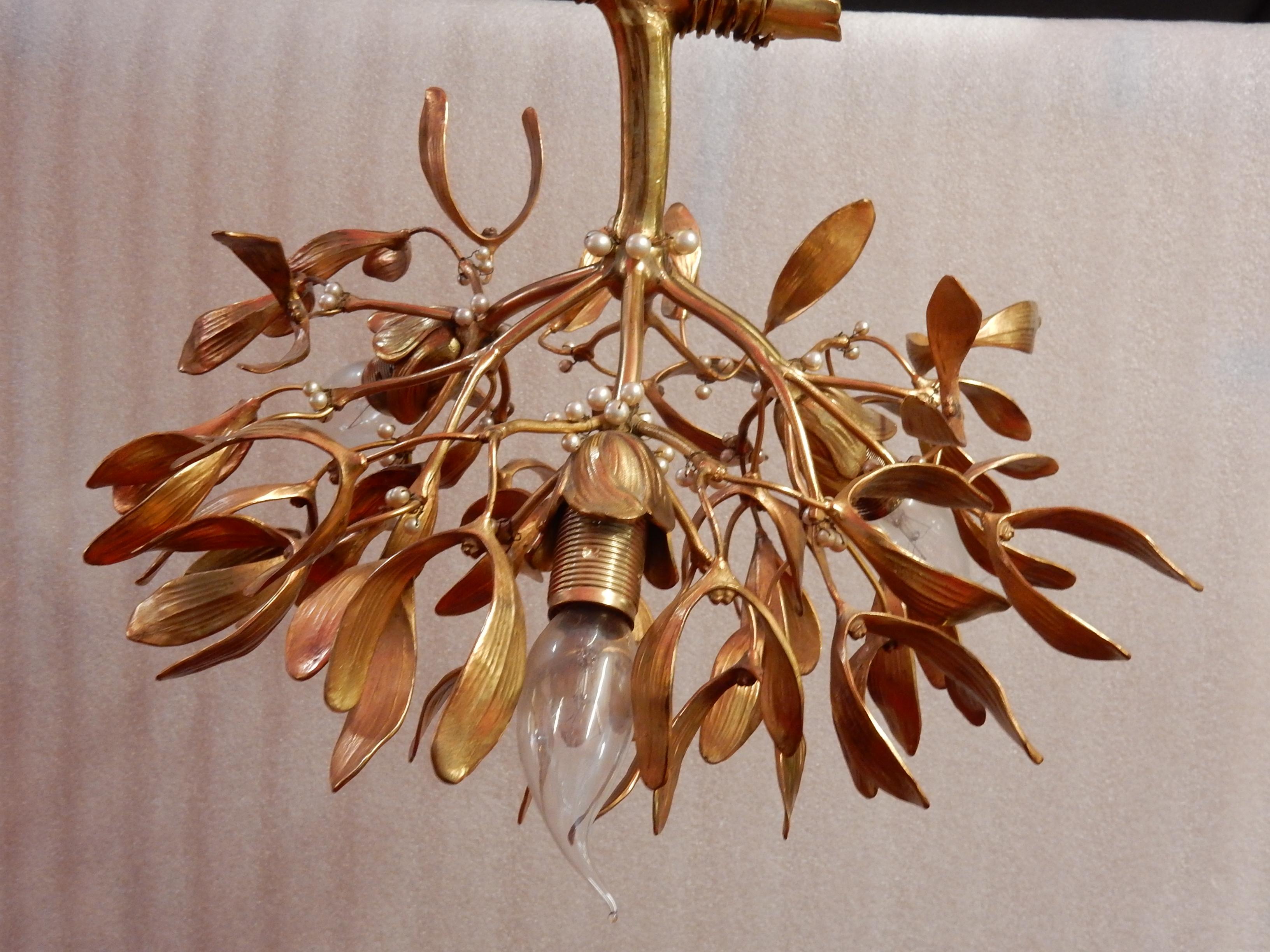 1900 Jugendstil Vergoldete Bronze Mistletoe Kugel-Kronleuchter mit 3 Lichtern im Angebot 4