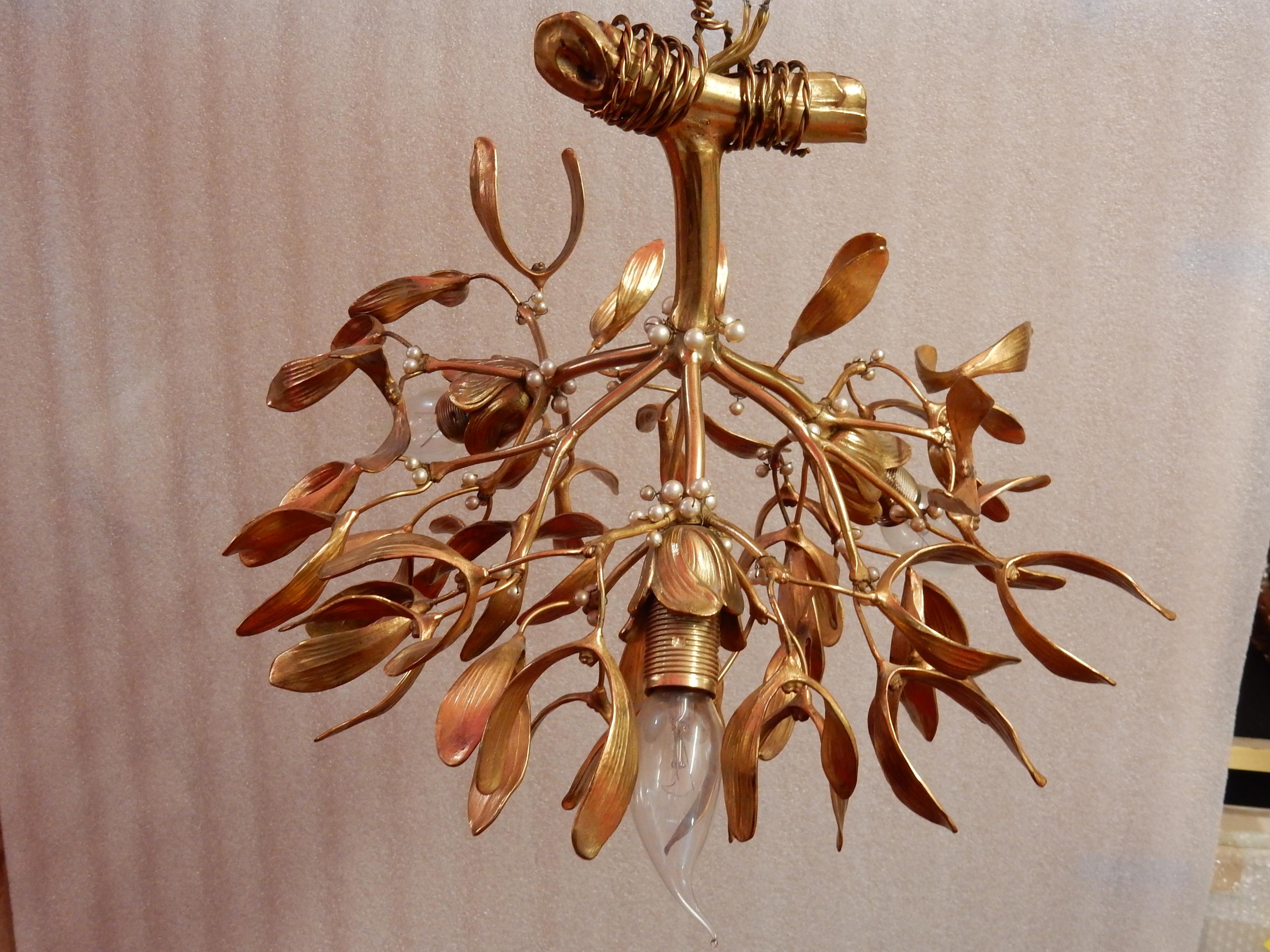 Lustre boule de gui en bronze avec perles opalines, Circa 1900
Bon état
Mesures : Hauteur : 37 cm
Diamètre : 43 cm.