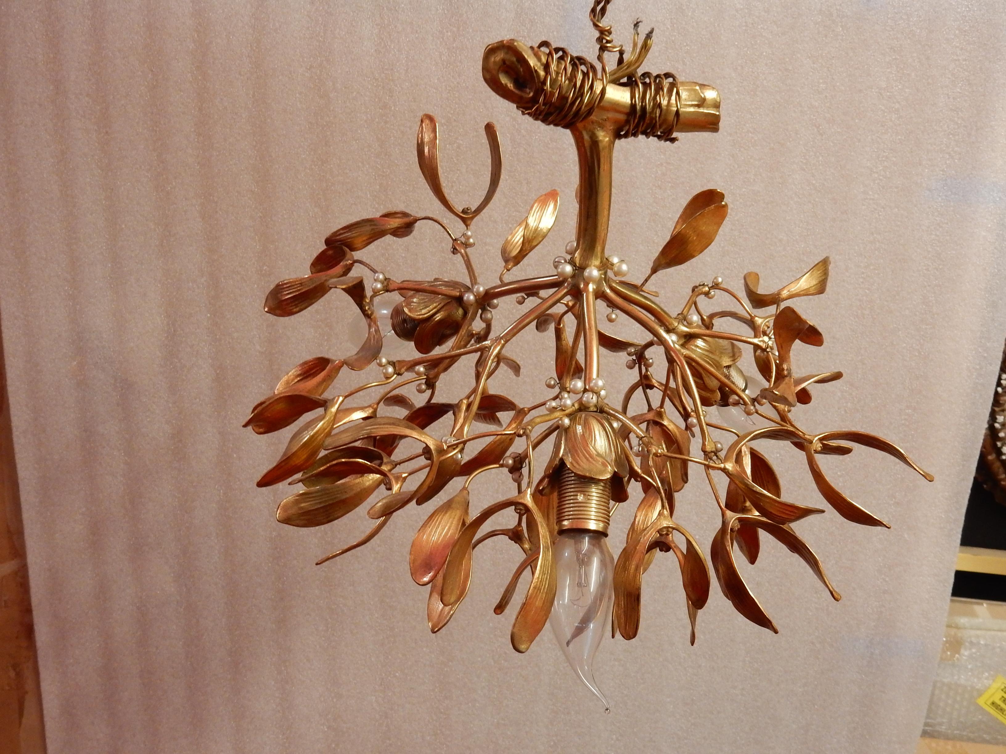 1900 Jugendstil Vergoldete Bronze Mistletoe Kugel-Kronleuchter mit 3 Lichtern (Art nouveau) im Angebot