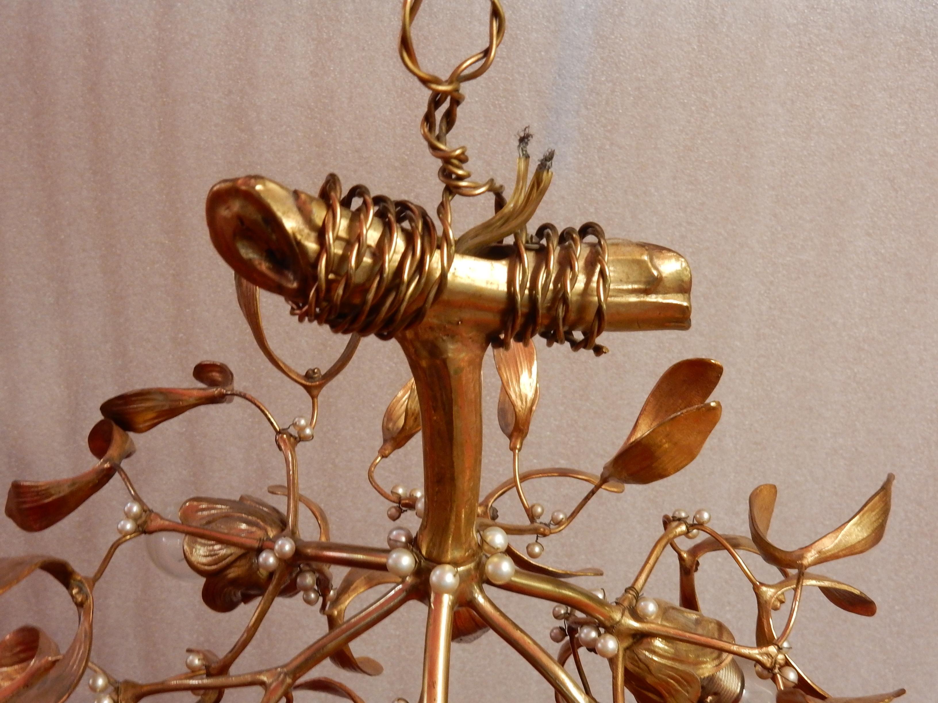 1900 Jugendstil Vergoldete Bronze Mistletoe Kugel-Kronleuchter mit 3 Lichtern (Österreichisch) im Angebot