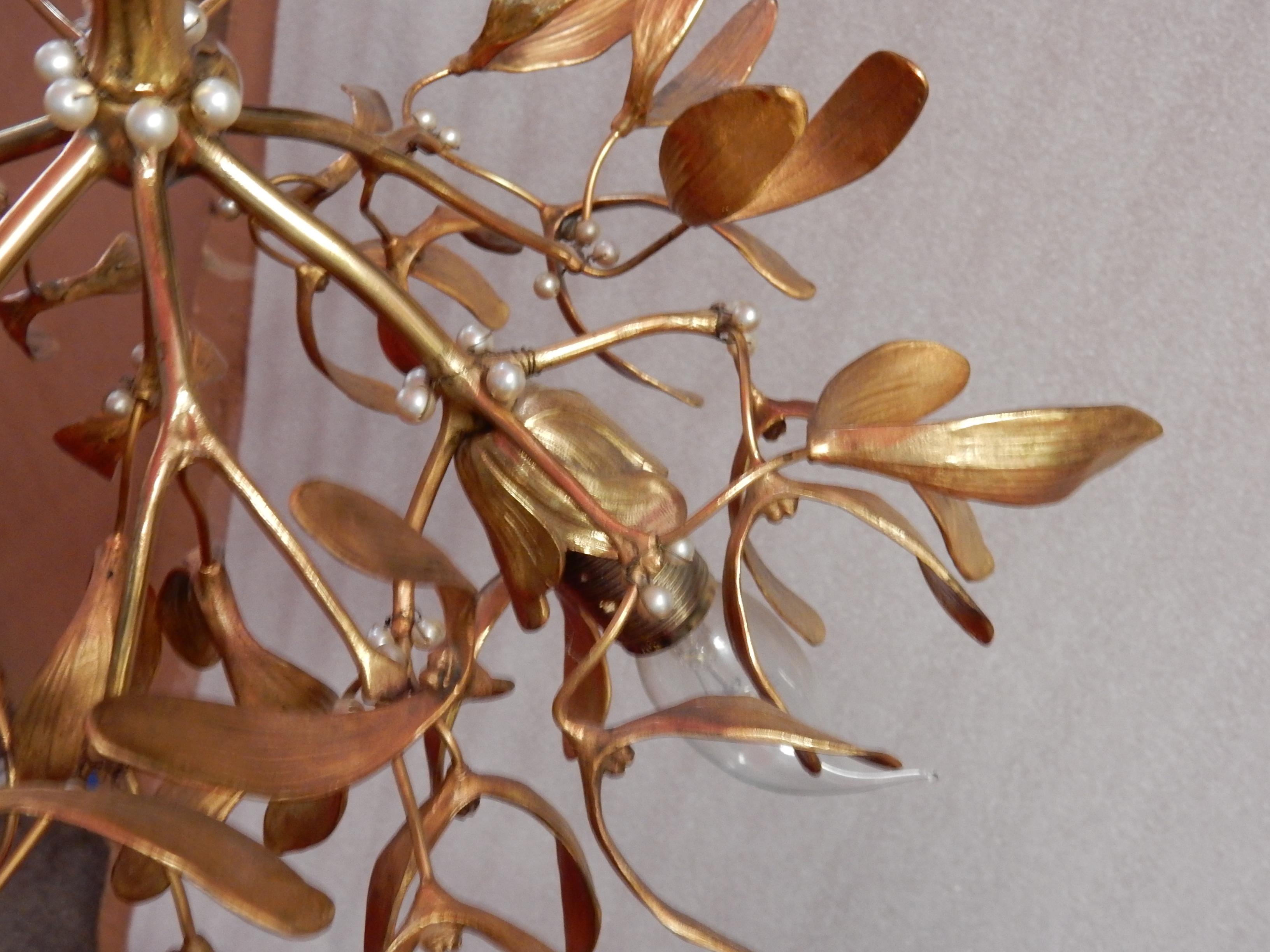 1900 Jugendstil Vergoldete Bronze Mistletoe Kugel-Kronleuchter mit 3 Lichtern im Angebot 1