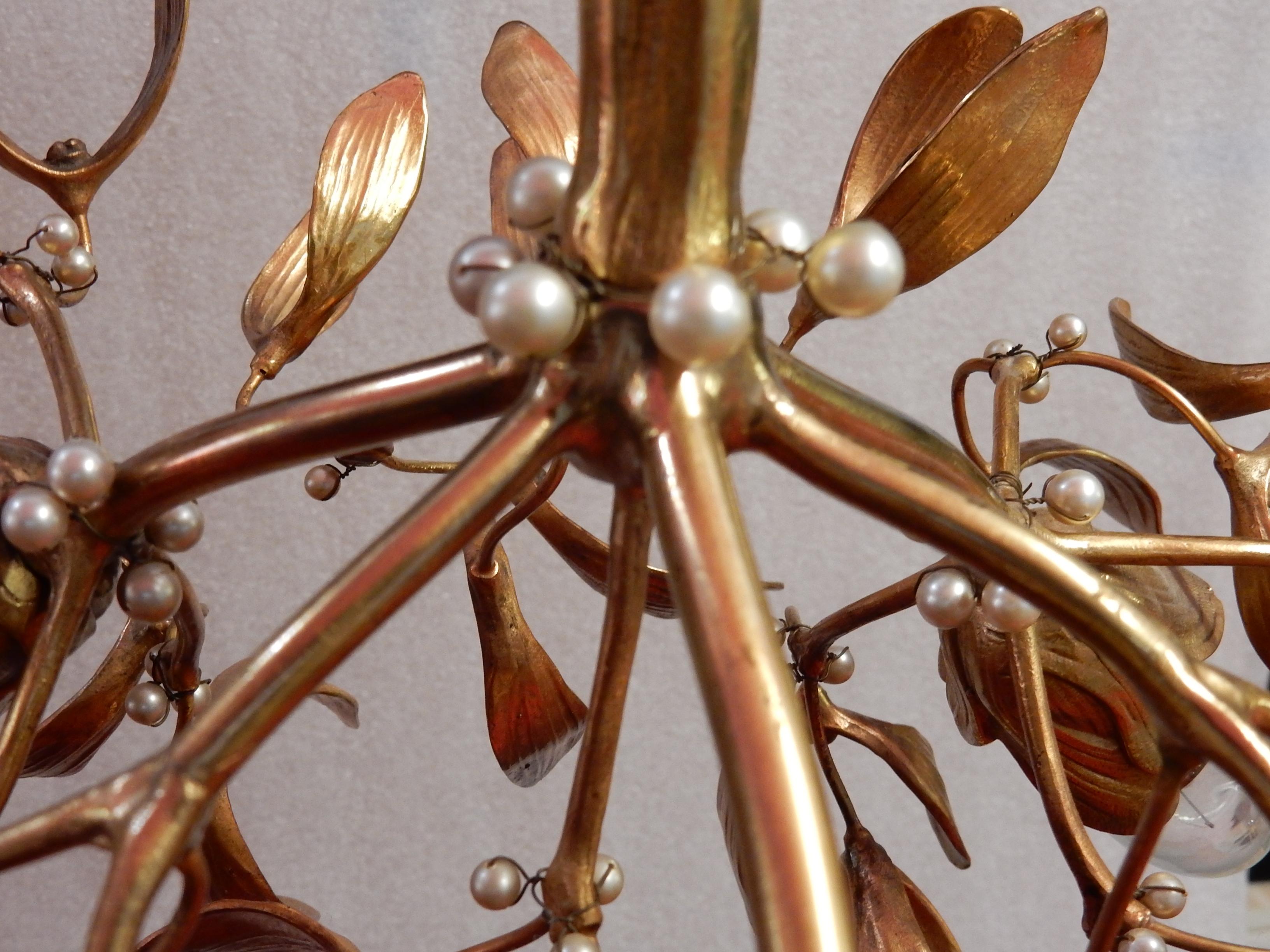 Doré Lustre Art Nouveau 1900 en bronze doré à trois branches en forme de boule de cerf-volant avec 3 lampes en vente