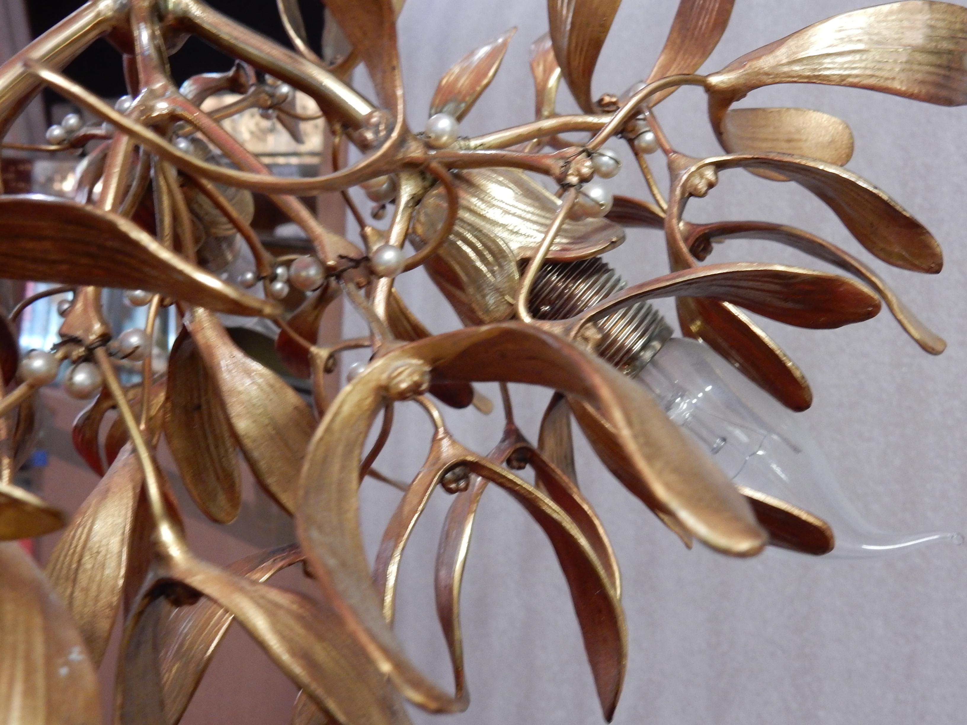 1900 Jugendstil Vergoldete Bronze Mistletoe Kugel-Kronleuchter mit 3 Lichtern im Angebot 3
