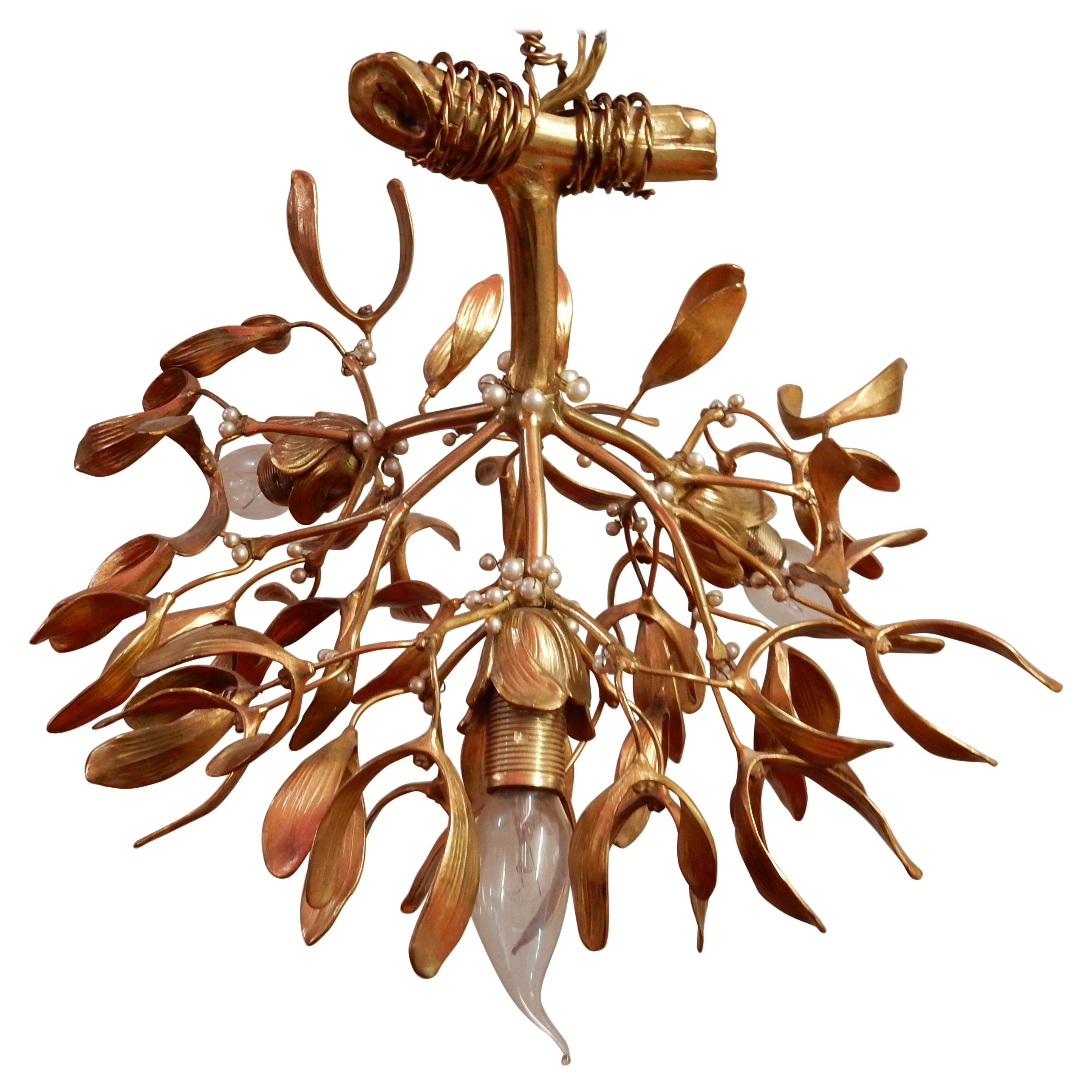 1900 Jugendstil Vergoldete Bronze Mistletoe Kugel-Kronleuchter mit 3 Lichtern im Angebot