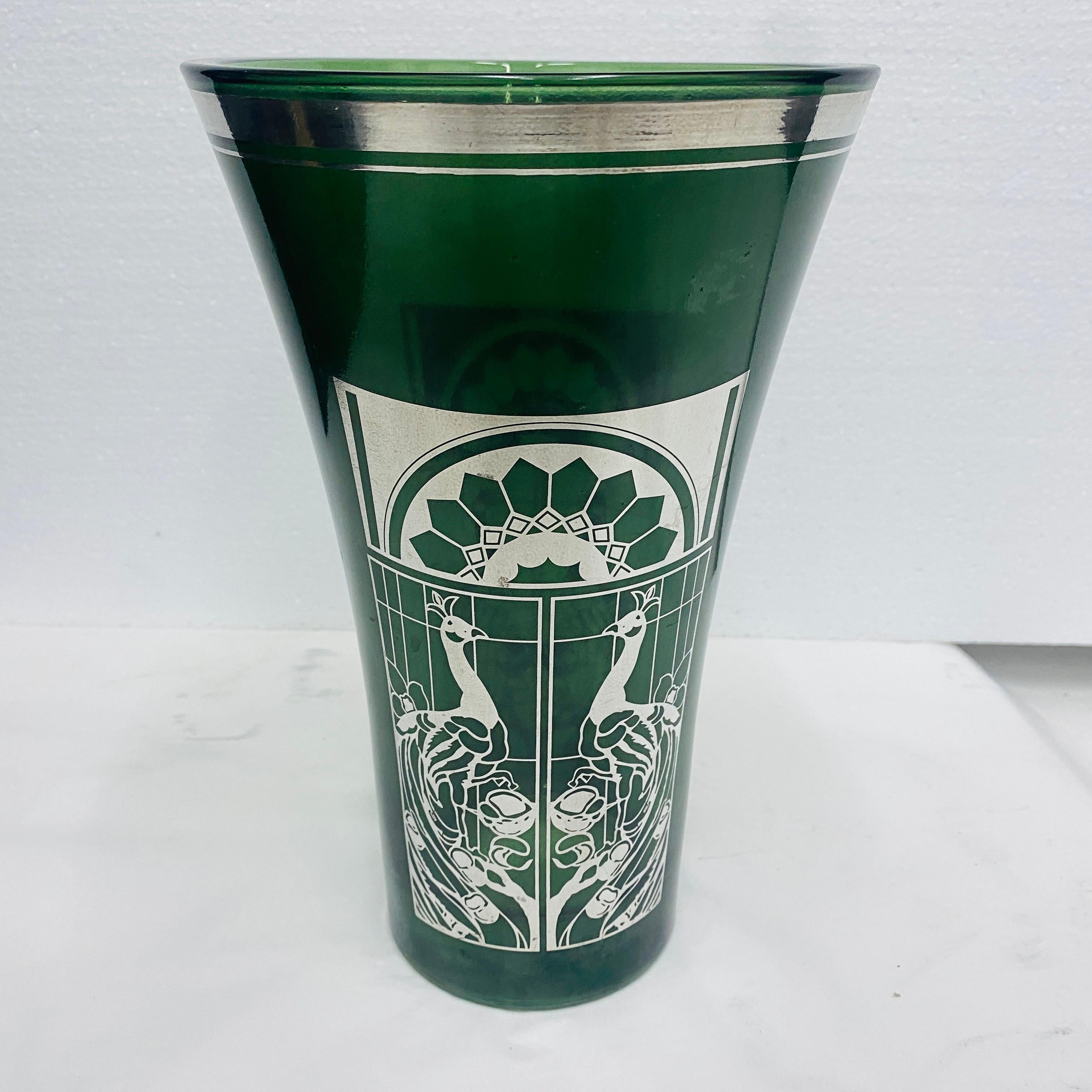 Diese italienische Vase aus den frühen 1900er Jahren verbindet die Eleganz von grünem Glas mit der Raffinesse von Silberdetails. Die Vase weist die für den Jugendstil charakteristischen organischen Formen und komplizierten Ornamente auf und fängt in