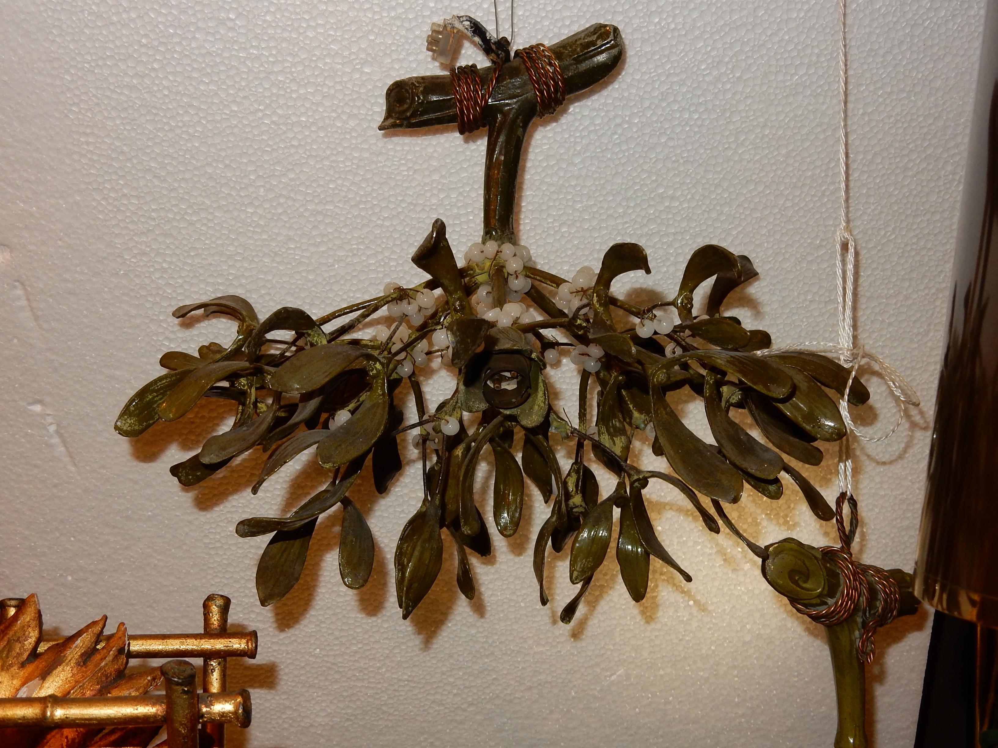 Chandelier mistletoe in brass patined with opaline pearls, circa 1900
Good condition. Measures: 45cm diameter.