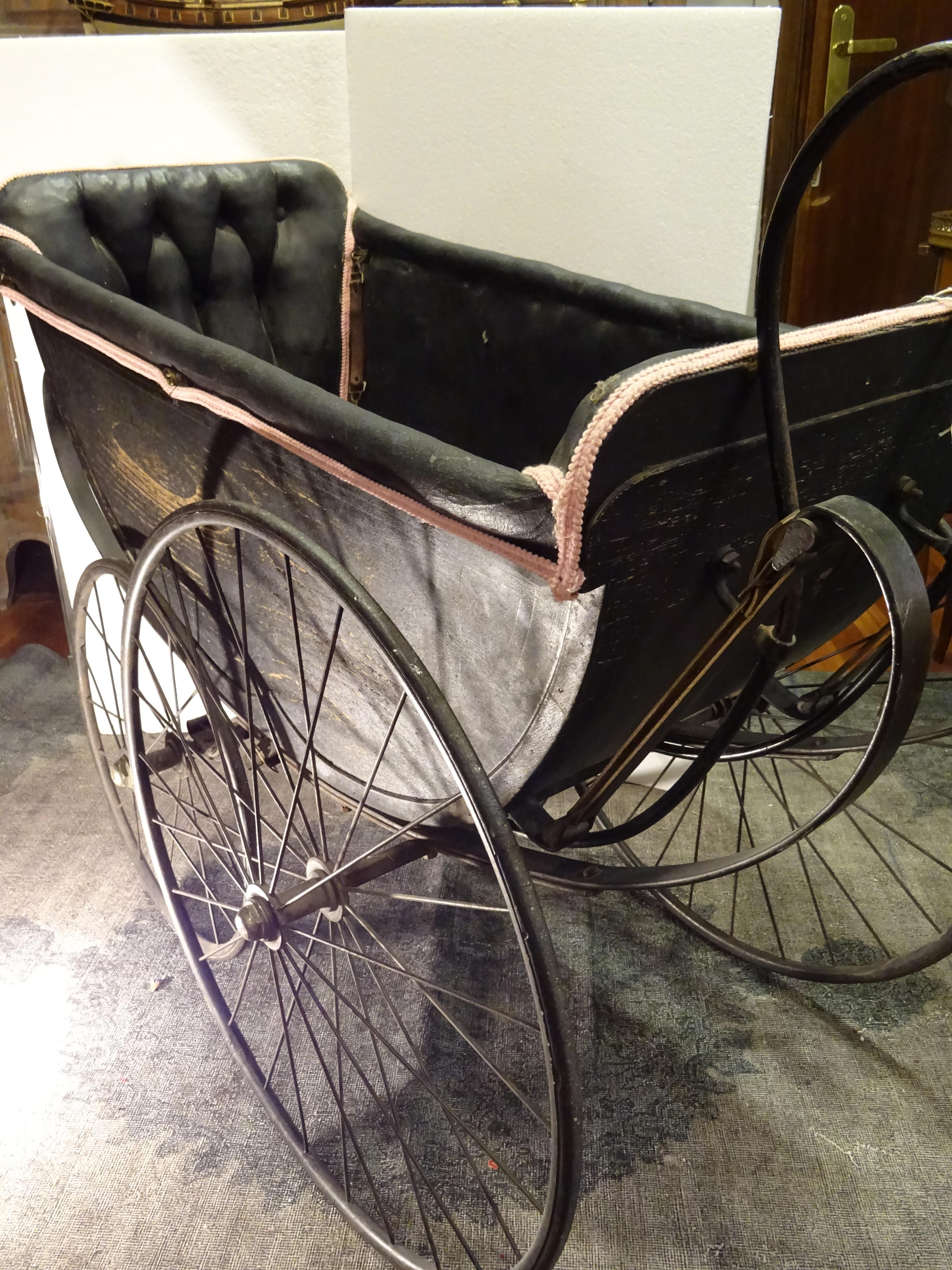 Amazing French Baby trolley in black wood with black capitone leather inside and pink bow.
Inside it can be transformed into a bed for newborns or into 2 seats for children with hidden space inside to store things.
To pull the trolley it has