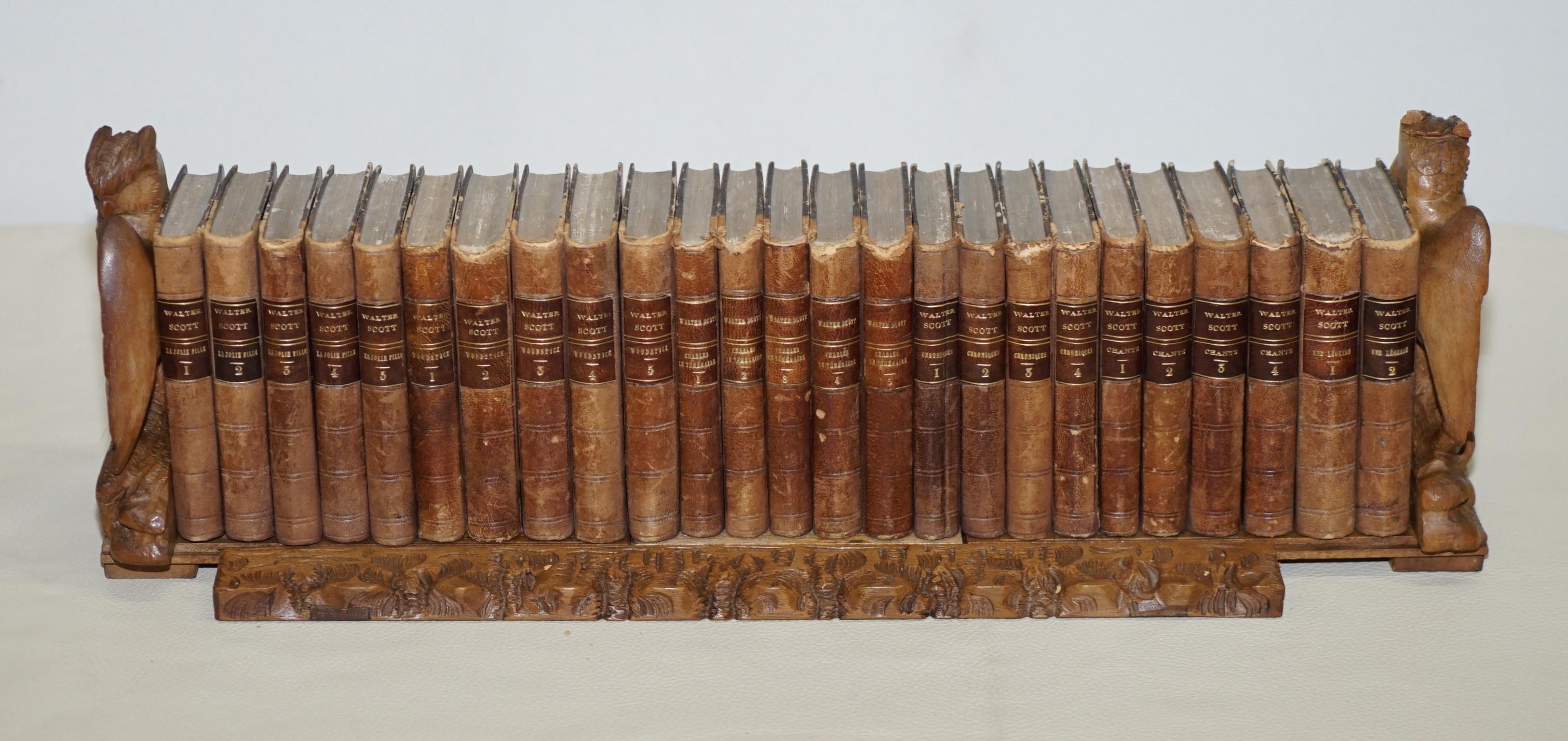 Nous sommes ravis d'offrir à la vente cette sublime bibliothèque originale en bois de forêt noire sculptée à la main, datant de 1900, avec une suite de livres de Sir Walter Scott

Il s'agit d'une très belle pièce, qui peut être utilisée pour la
