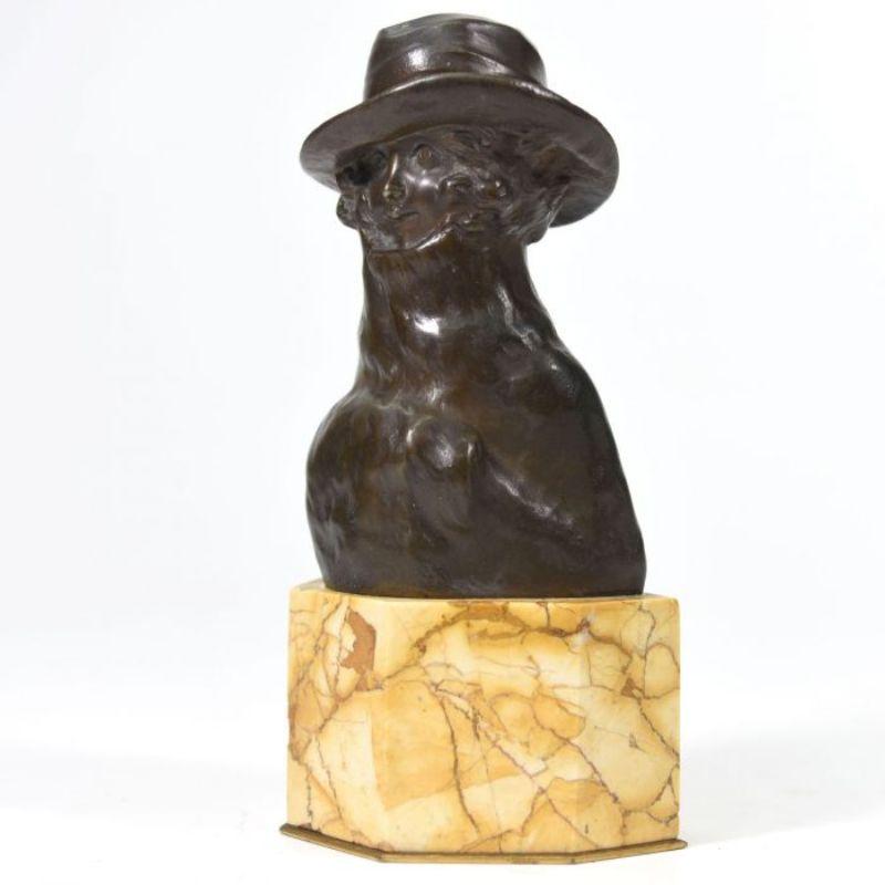 Bronze bust of Octave Lelièvre art nouveau period, representing a woman in a hat wrapped in her coat height 18cm.

Additional information:
Material: bronze.