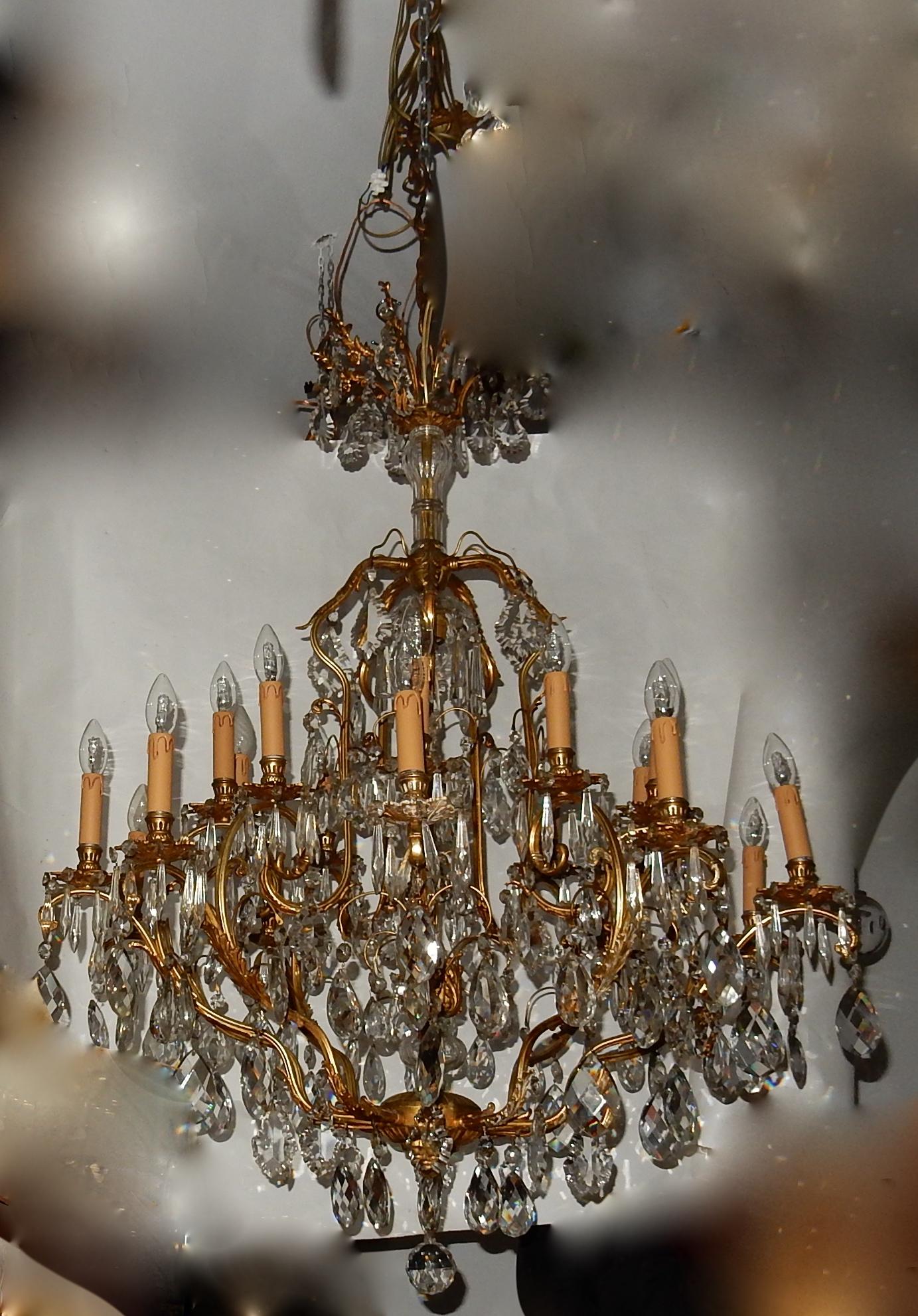 Lustre avec 10 bras et 21 ampoules et cristaux
Mesures : Hauteur 130 cm sans chaîne
Bon état,
vers 1880-1900
Recâblage du système électrique pour l'Europe.