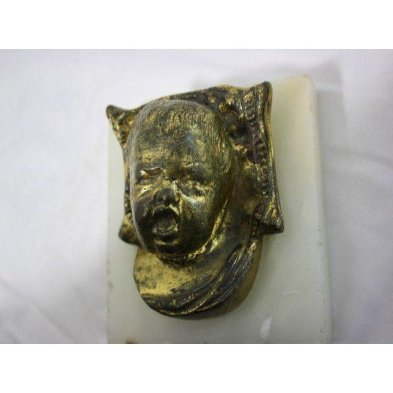 Bronze paperweight 1900 1st half of the 20th century representing a crying baby's head on an alabaster base in the spirit of Carries unsigned. The dimensions are 8 cm high, 10 cm wide and 10 cm deep

Additional information:
Material: Alabaster,