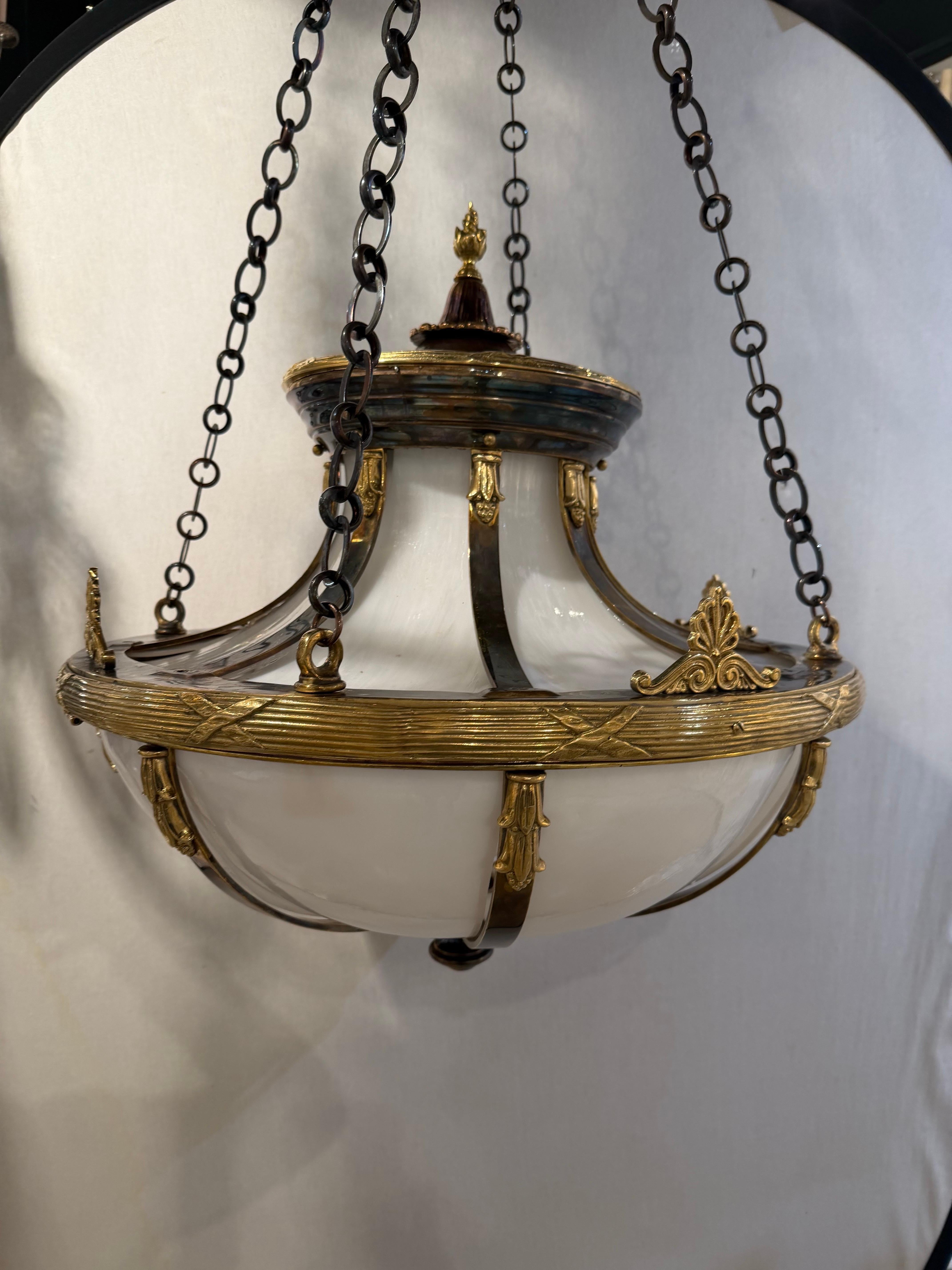 Circa 1900 Caldwell Lámpara de bronce dorado y marrón patentado con cristal emplomado, 6 luces interiores. Disponible 8 artículos, precio por artículo