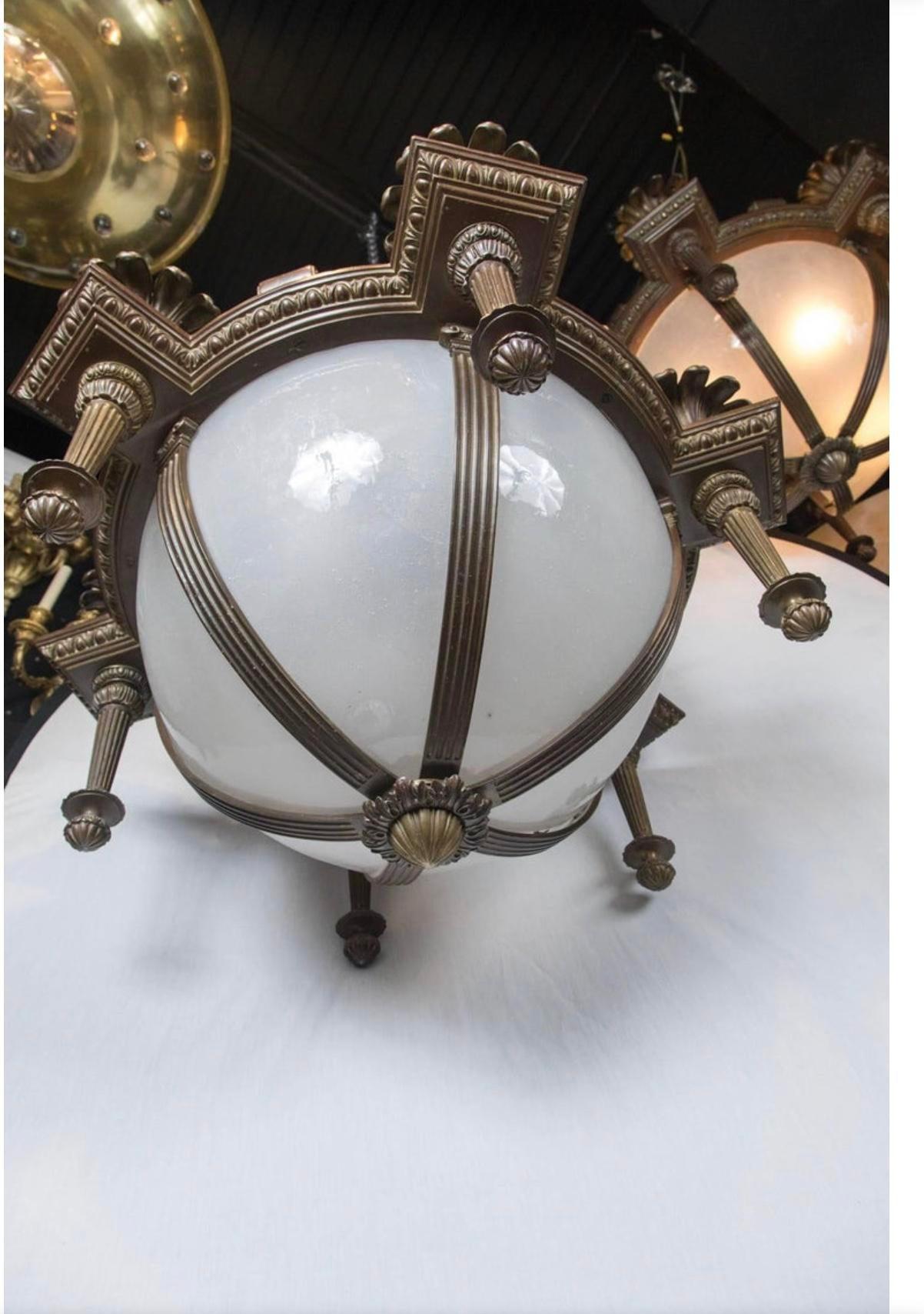 Ensemble de luminaires en bronze CIRCA d'environ 1900 avec verre opalin et lumières intérieures. 