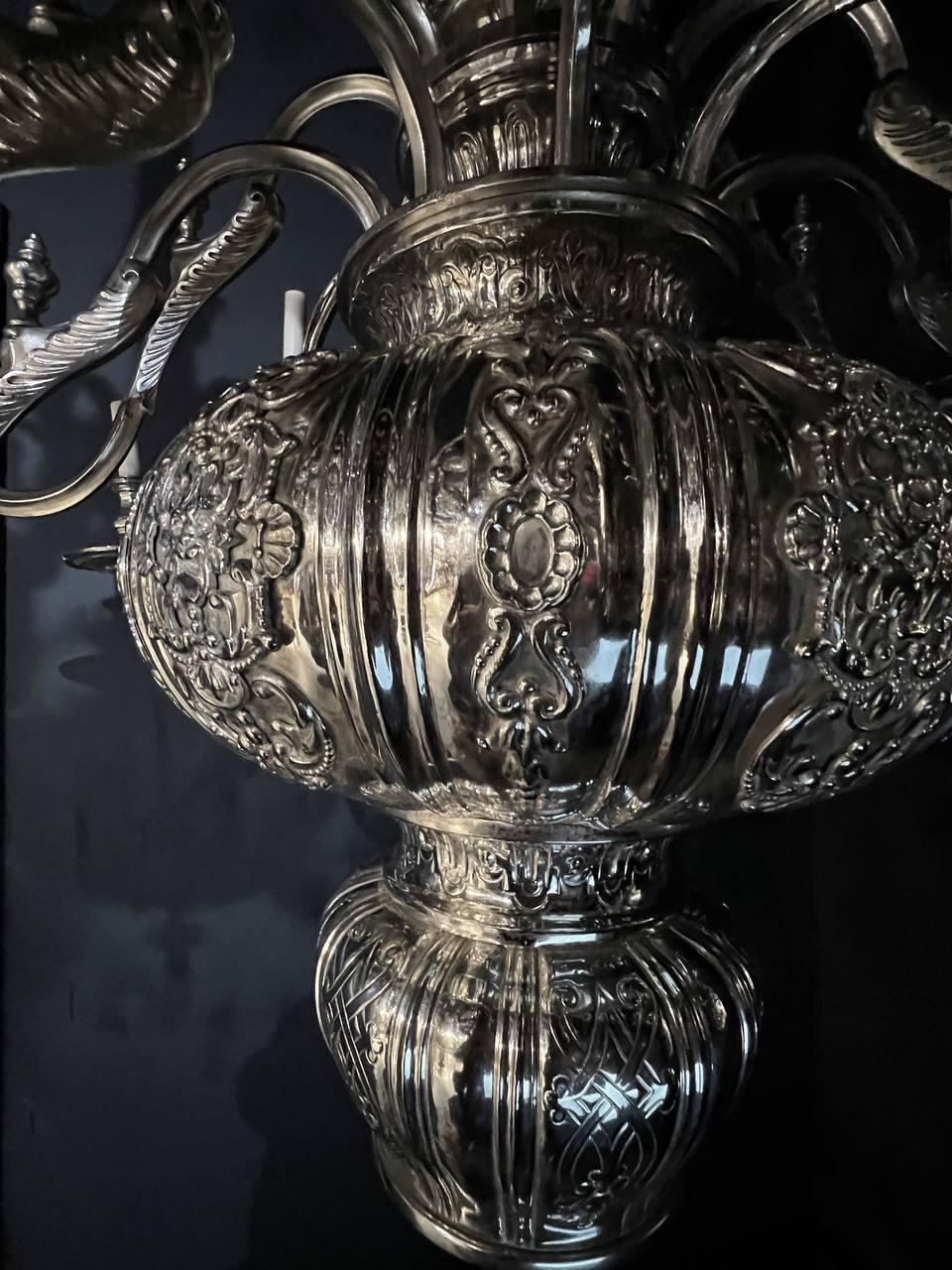 Una lámpara de araña Caldwell de circa 1900 de 16 luces bañada en plata de un estado muy prominente de NYC con un hermoso diseño neoclásico
