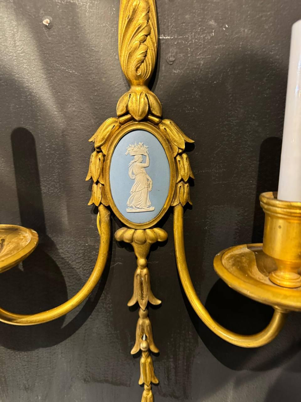 Pareja de apliques de bronce dorado Caldwell de 1900 con diseño Wedgwood