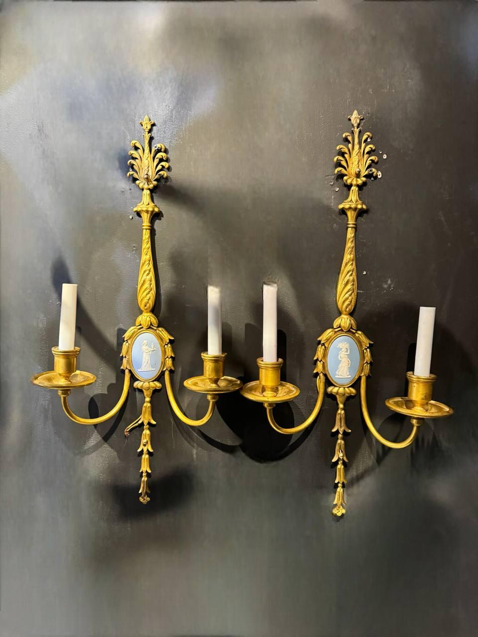 Lámparas de bronce Caldwell 1900 con diseño Wedgwood en Bueno estado para la venta en New York, NY