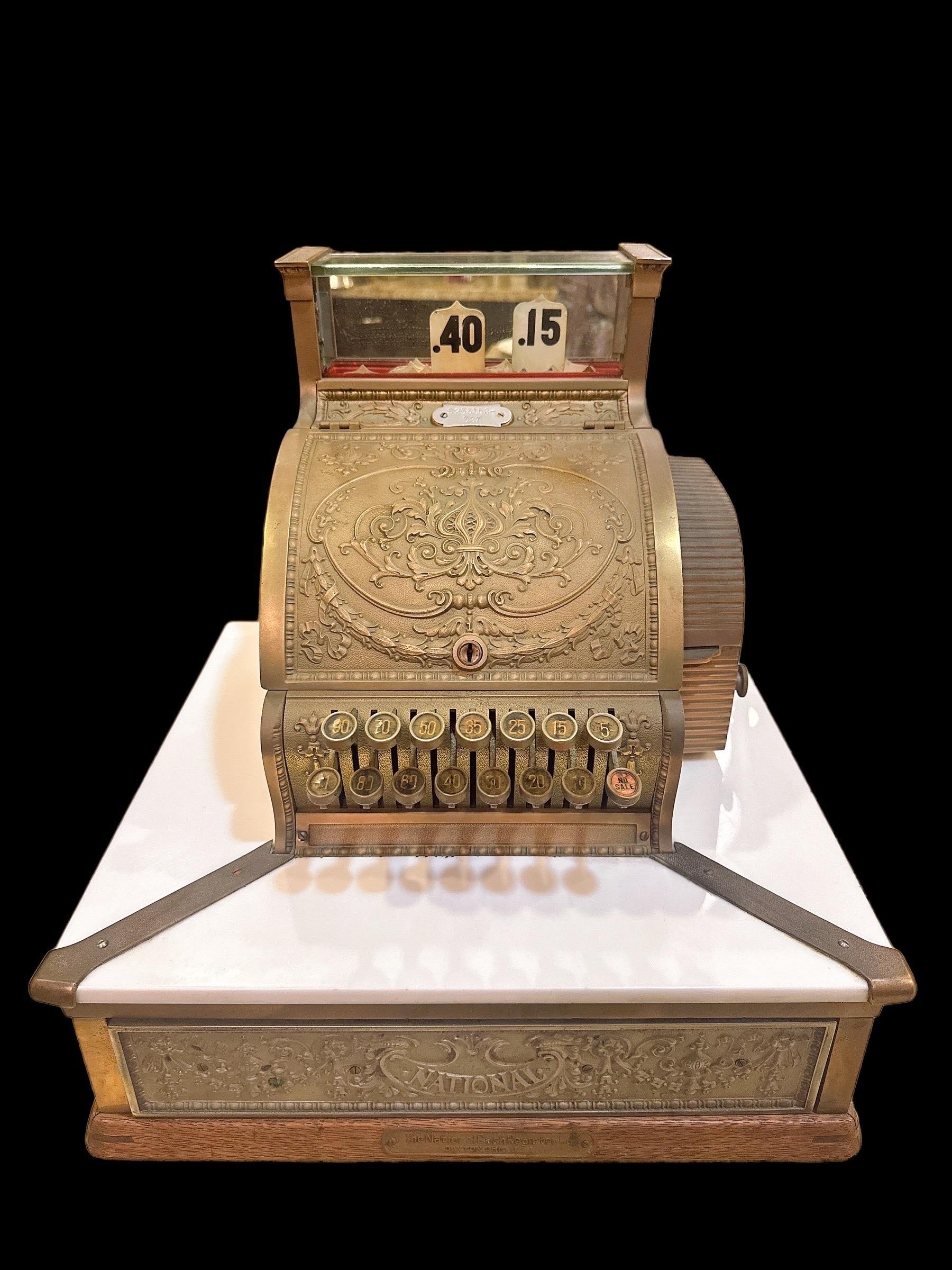 Un delizioso registratore di cassa antico prodotto dalla National Cash Register Co. il suo modello è 327, è un pezzo molto bello,  le condizioni sono molto buone!