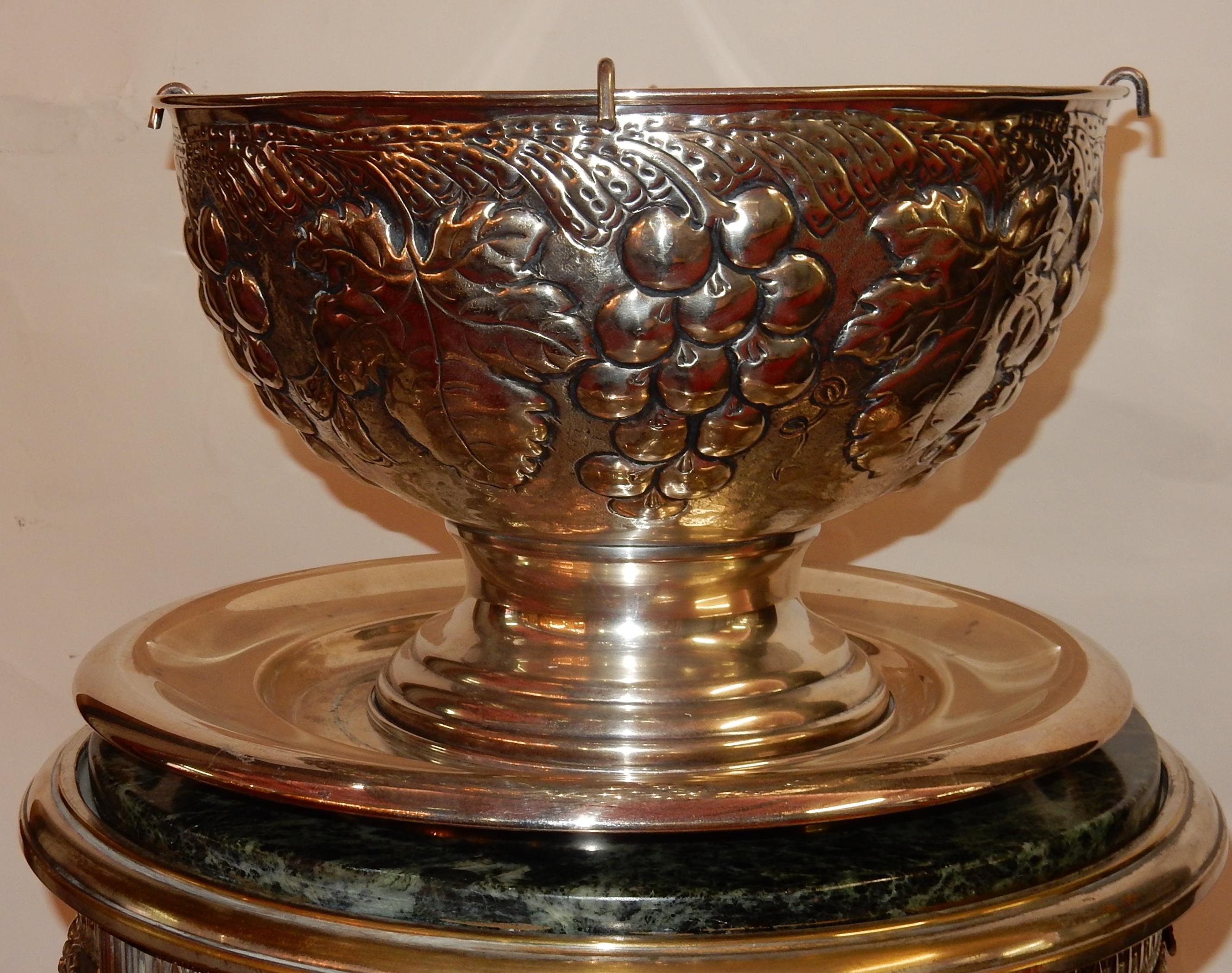 Cooler in silvered metal, plate diameter 44 cm, décor grapes, circa 1900, condition of use.