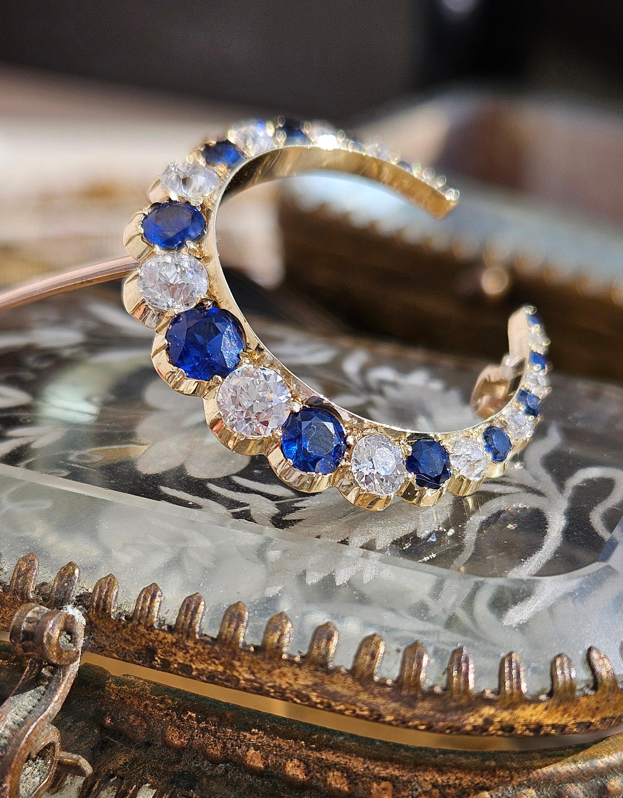 1900 English GIA 3.0ct Royal Blue No-Heat Sapphires Diamonds Crescent 14K Brooch In Good Condition For Sale In New York, NY