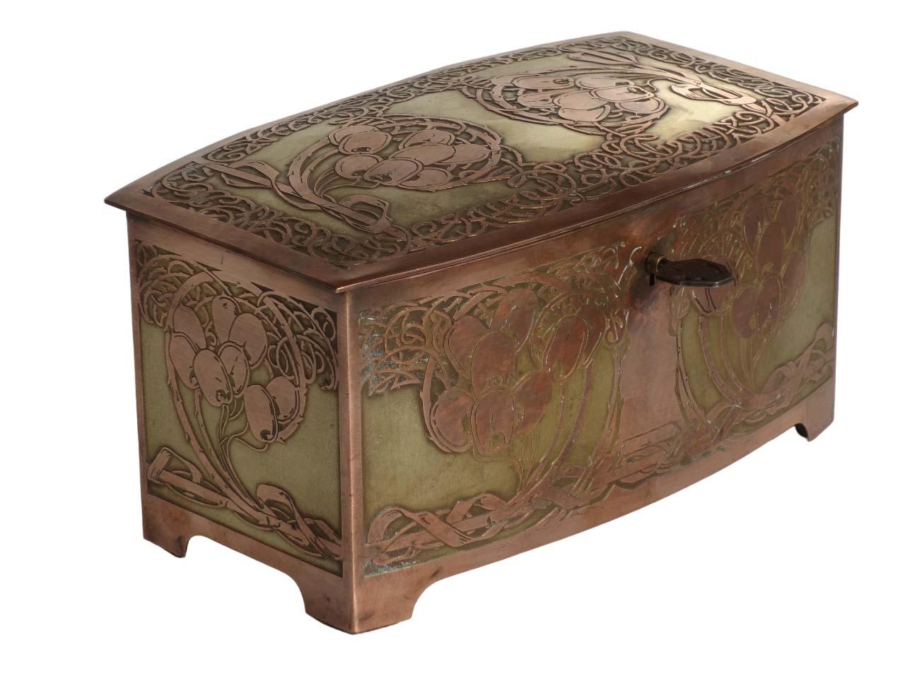 Coffret Jugendstil
Allemagne, 1900-1909

Cercueil en cuivre et laiton
Décoration florale
Complet avec clé
Marcho estampillé sous la base

Objet rare
Excellent état de conservation
