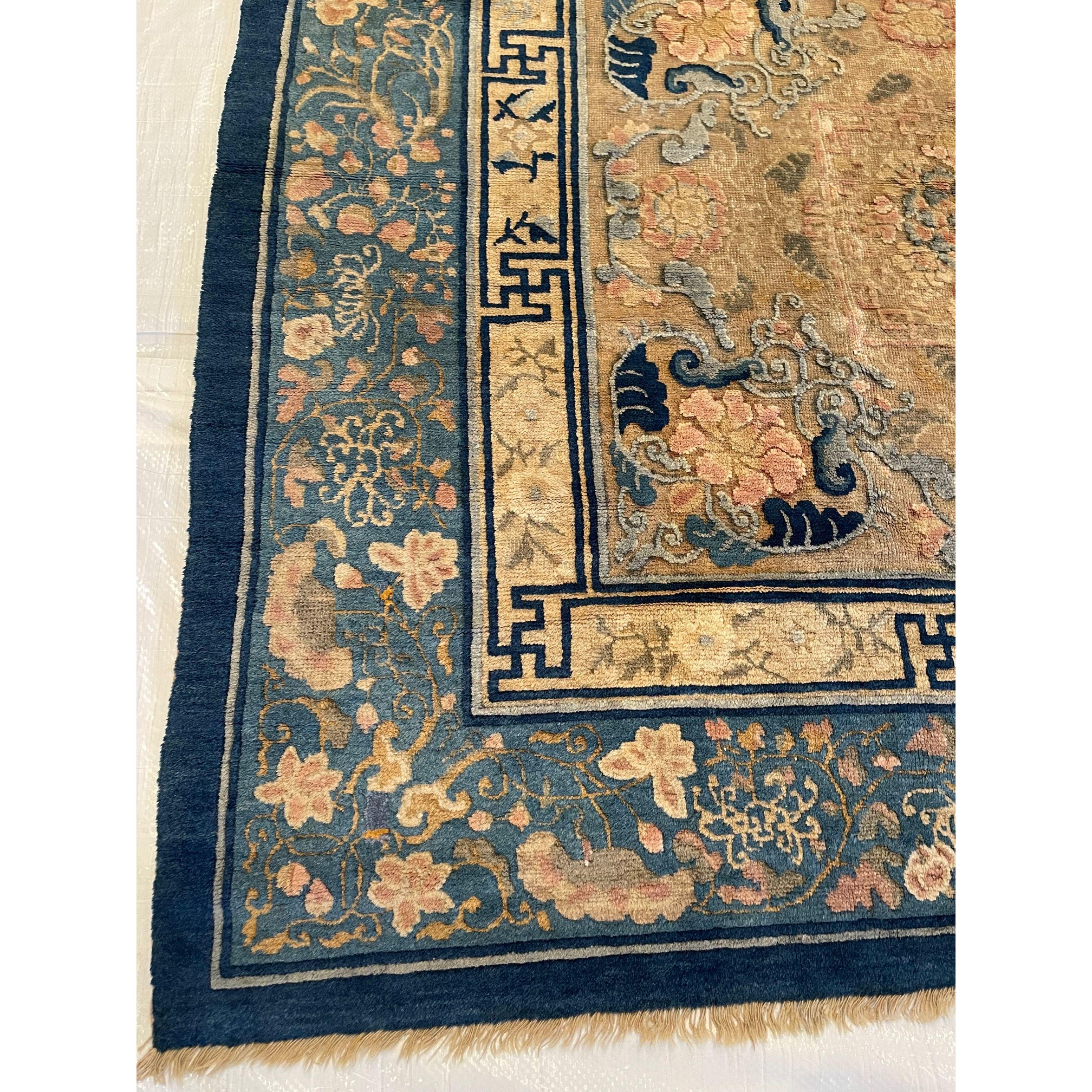 Les tapis chinois anciens, contrairement à la plupart des productions de tapis anciens, étaient tissés presque exclusivement pour la consommation intérieure. Comme ils étaient pour la plupart à l'abri des influences européennes et occidentales, cela