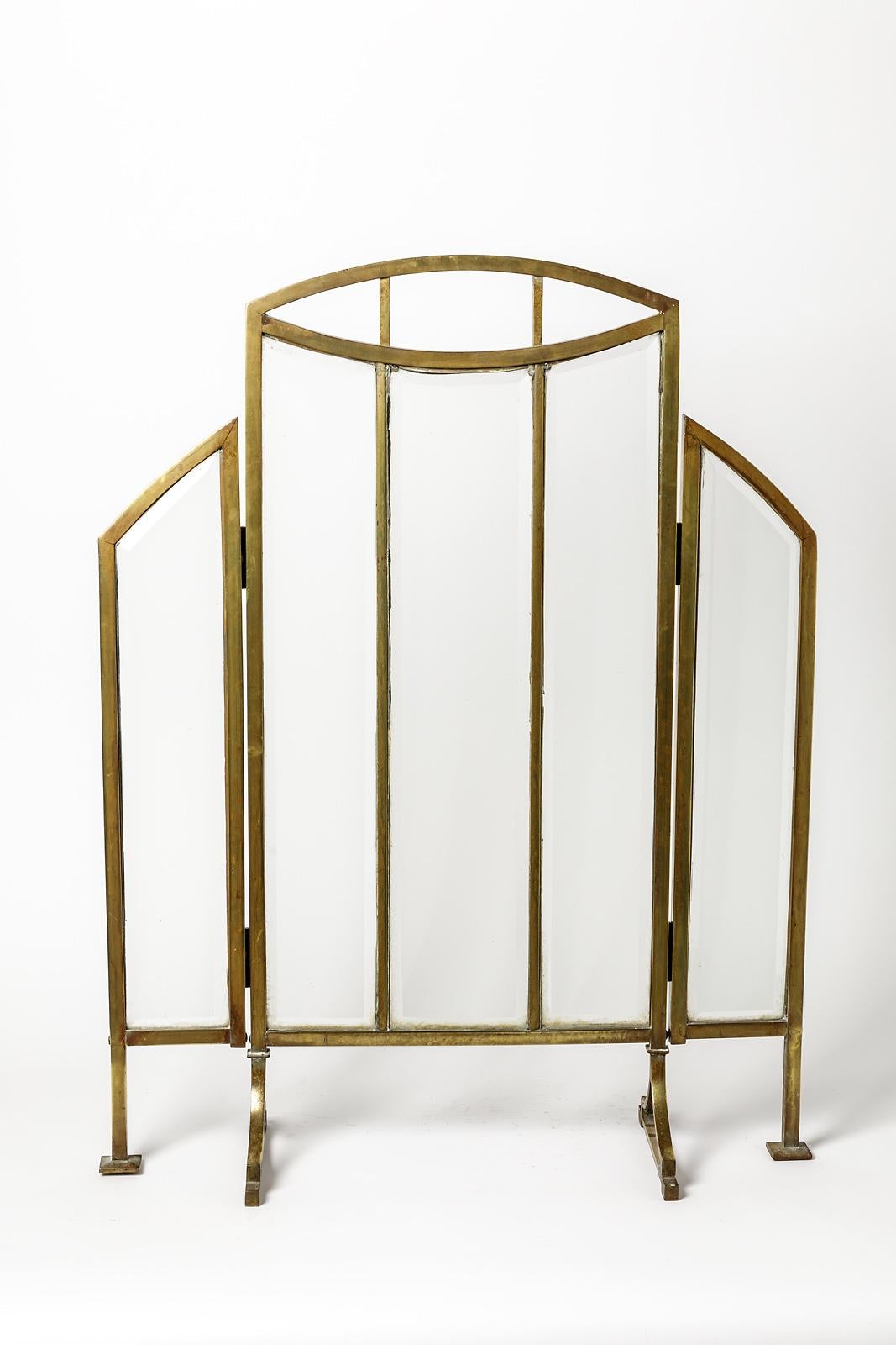 Circa 1900 

Elegant gloden brass and beveld glass fire-screen for chimney

Original and quality art deco for fireplace

Excellent original condition

Height : 75 cm Large open : 60 cm Large closed : 35 cm Depth : 20 cm.
