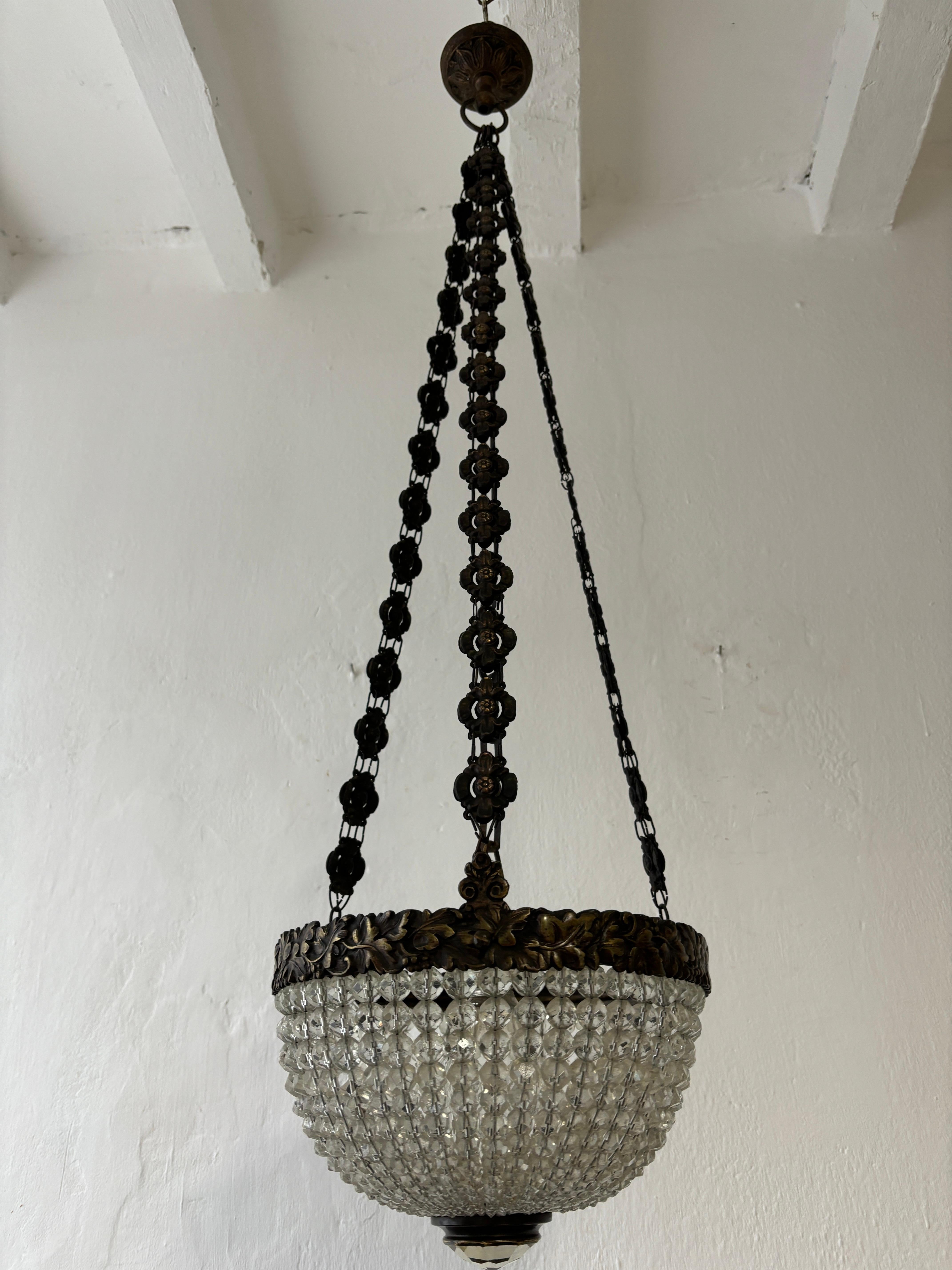 1900, Lustre Empire à dôme en bronze et cristal perlé Longue chaîne détaillée en vente 4