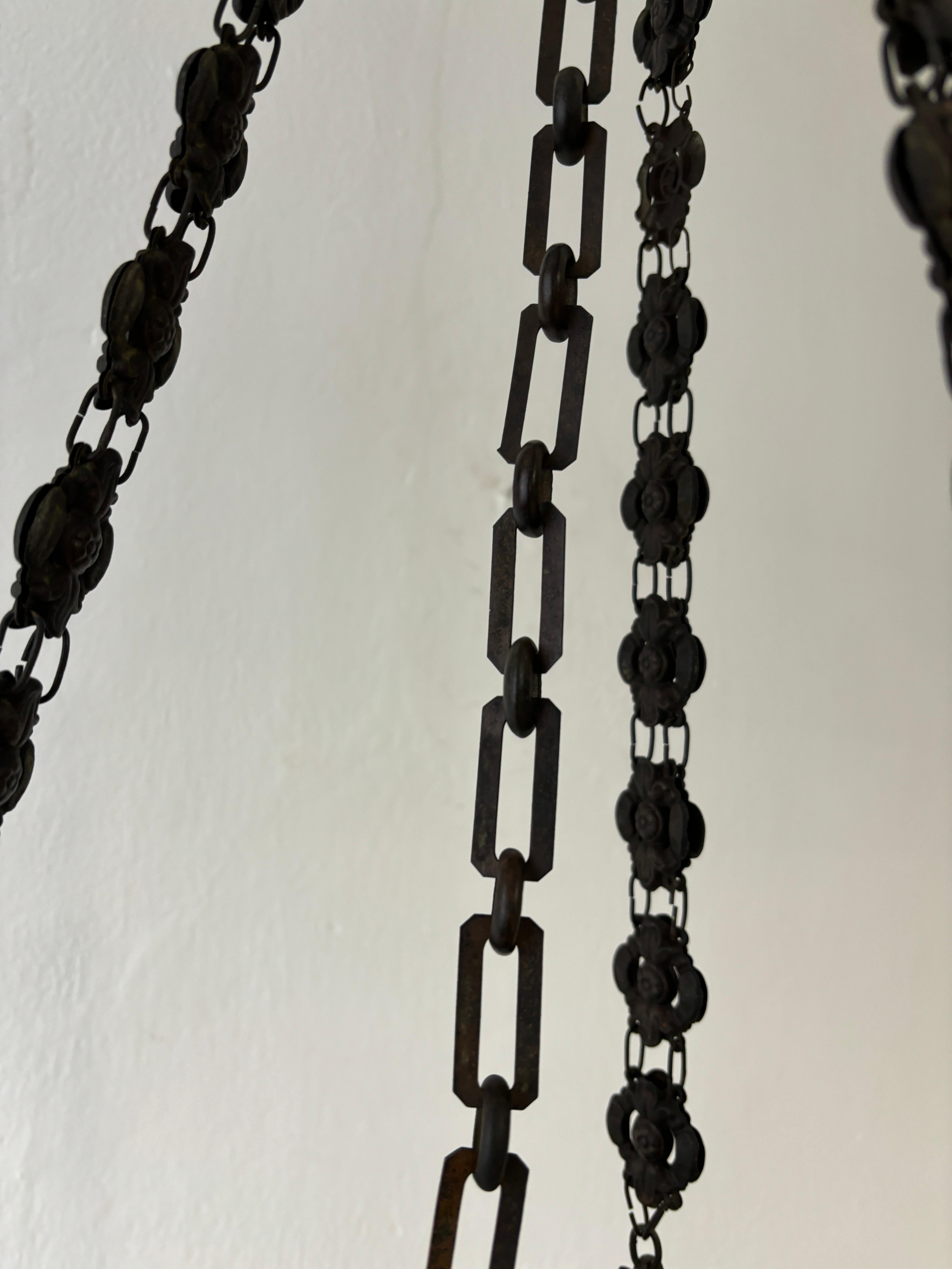 Début du 20ème siècle 1900, Lustre Empire à dôme en bronze et cristal perlé Longue chaîne détaillée en vente