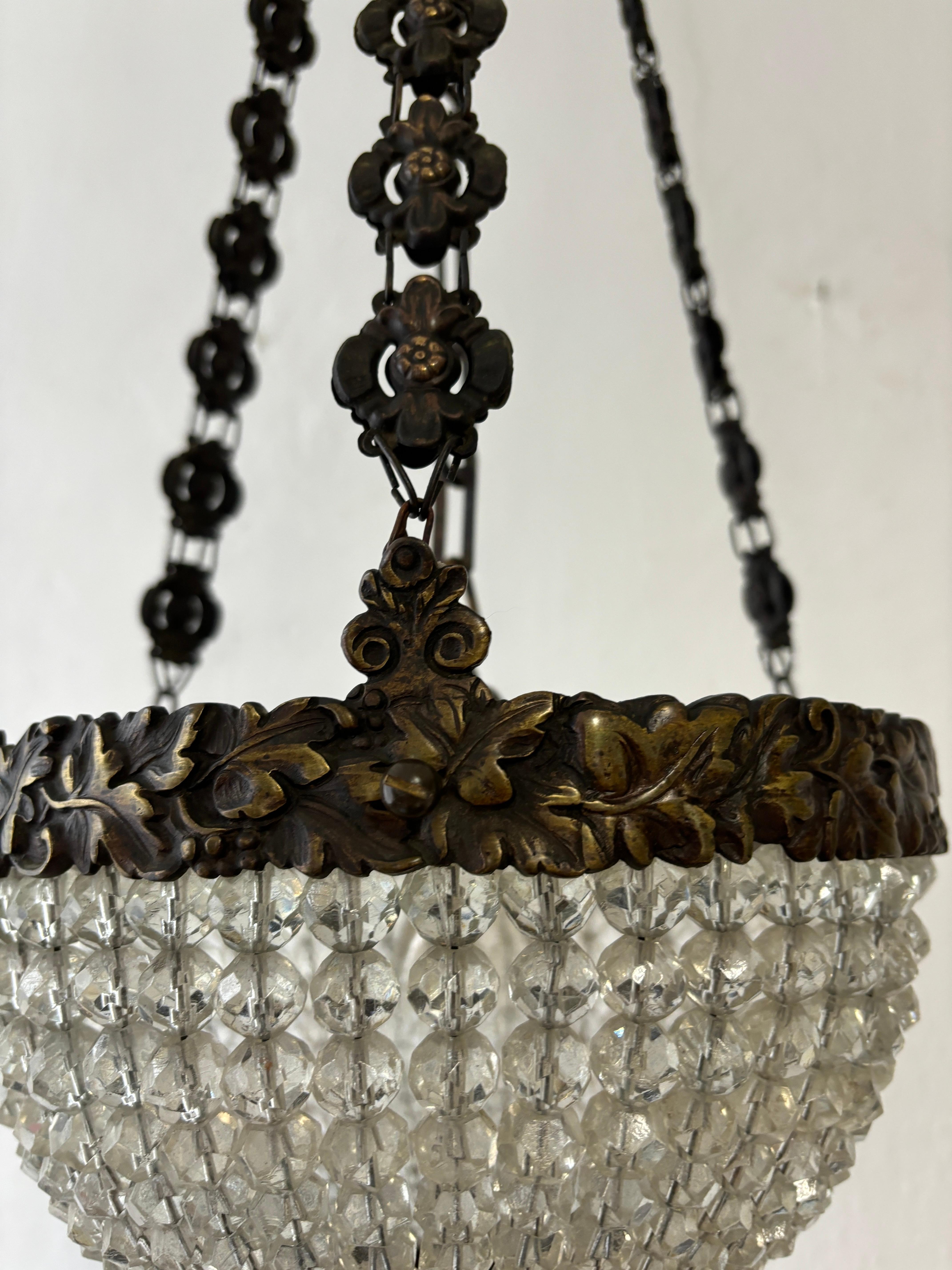 1900, Lustre Empire à dôme en bronze et cristal perlé Longue chaîne détaillée en vente 1
