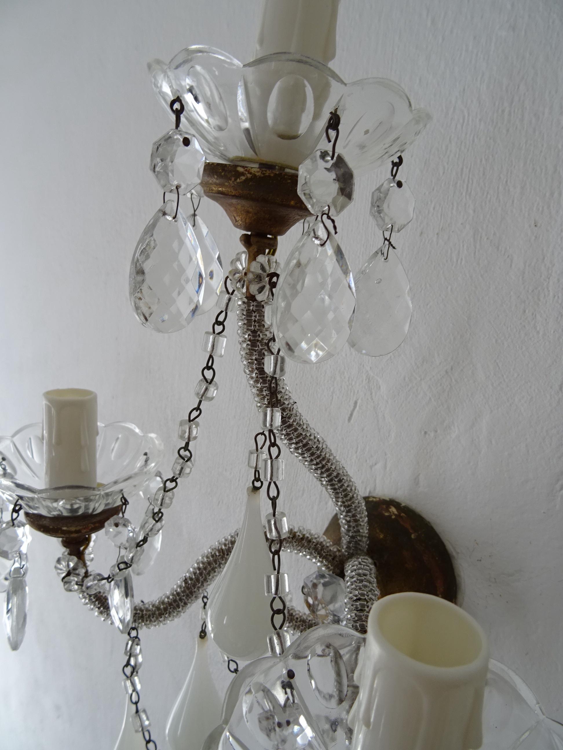 Appliques à 3 lumières françaises en opaline blanche de Murano avec gouttes et micro-perles en cristal, 1900 en vente 3