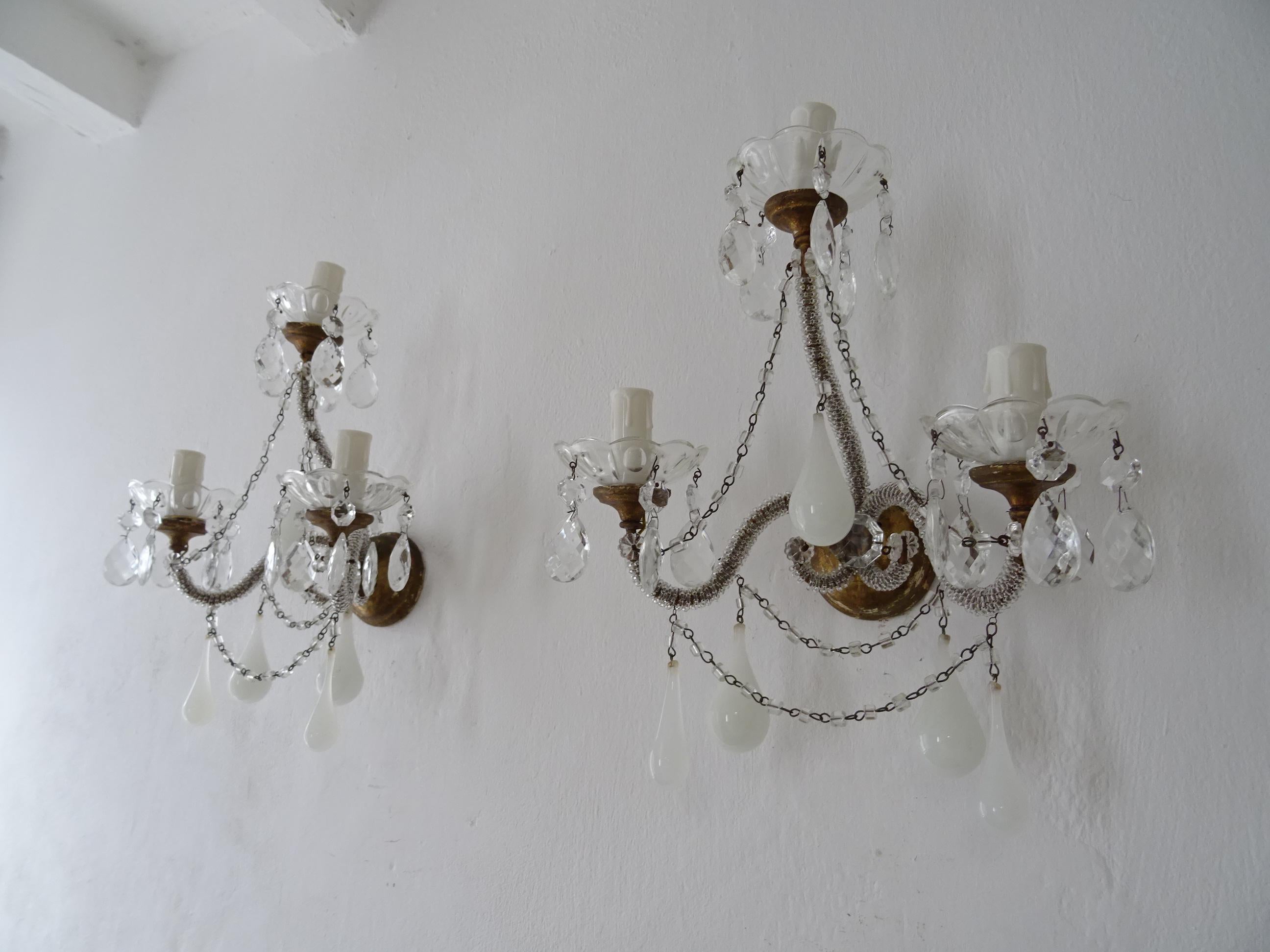 1900 Französische weiße Opal-Muranoglas-Weiß-Perlen-Kristall-Wandleuchter, 3 Lichter im Zustand „Gut“ im Angebot in Modena (MO), Modena (Mo)